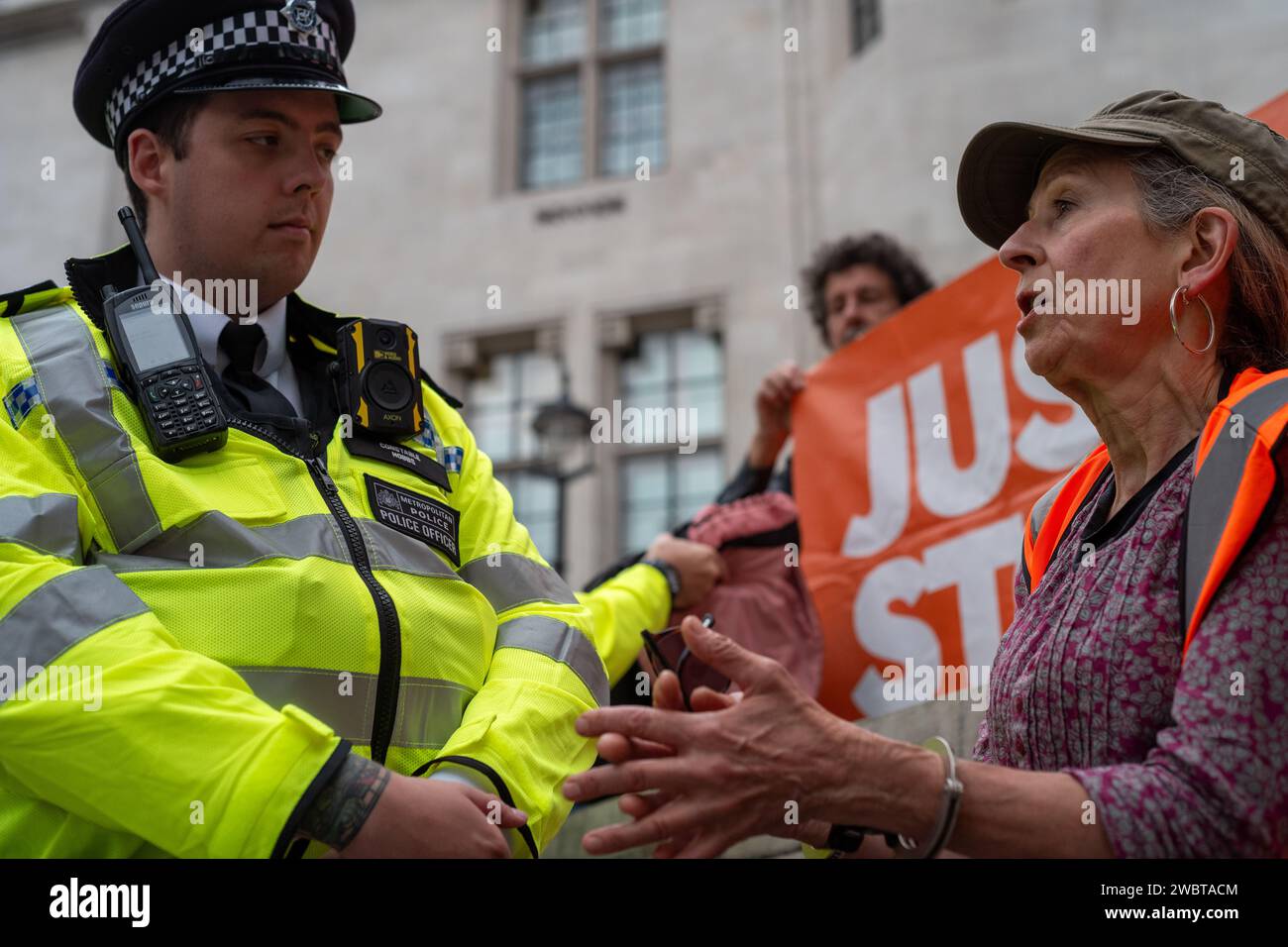 Londres, Royaume-Uni, juillet 19 2023 : le militant Just Stop Oil arrêté par la police du met après une marche lente Banque D'Images