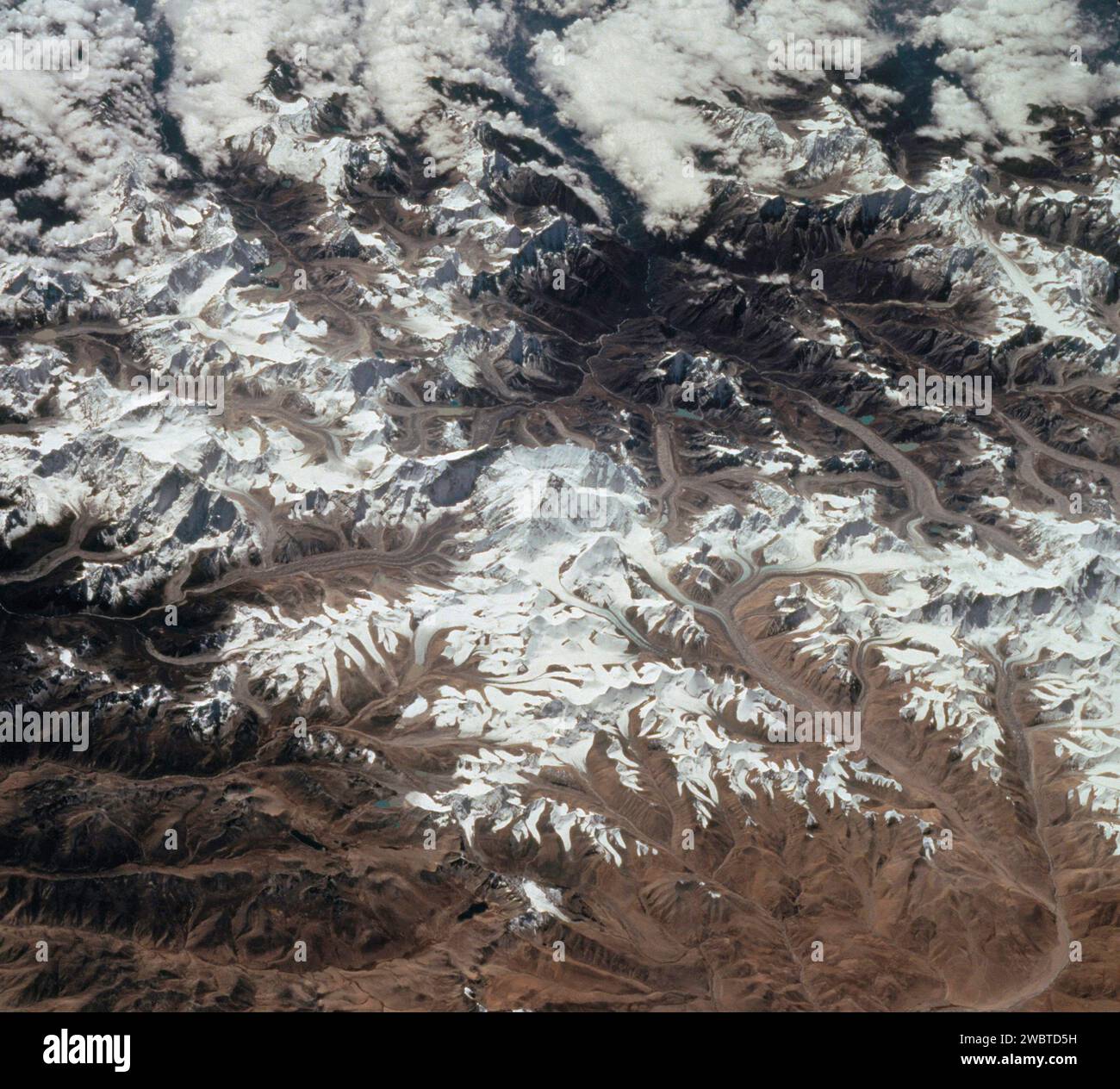 NÉPAL / TIBET - 30 septembre-11 octobre 1994 - cette vue sud, à l'heure d'été, du Mont Everest (centre) - avec un sens fort de trois dimensions à cause du rouge Banque D'Images