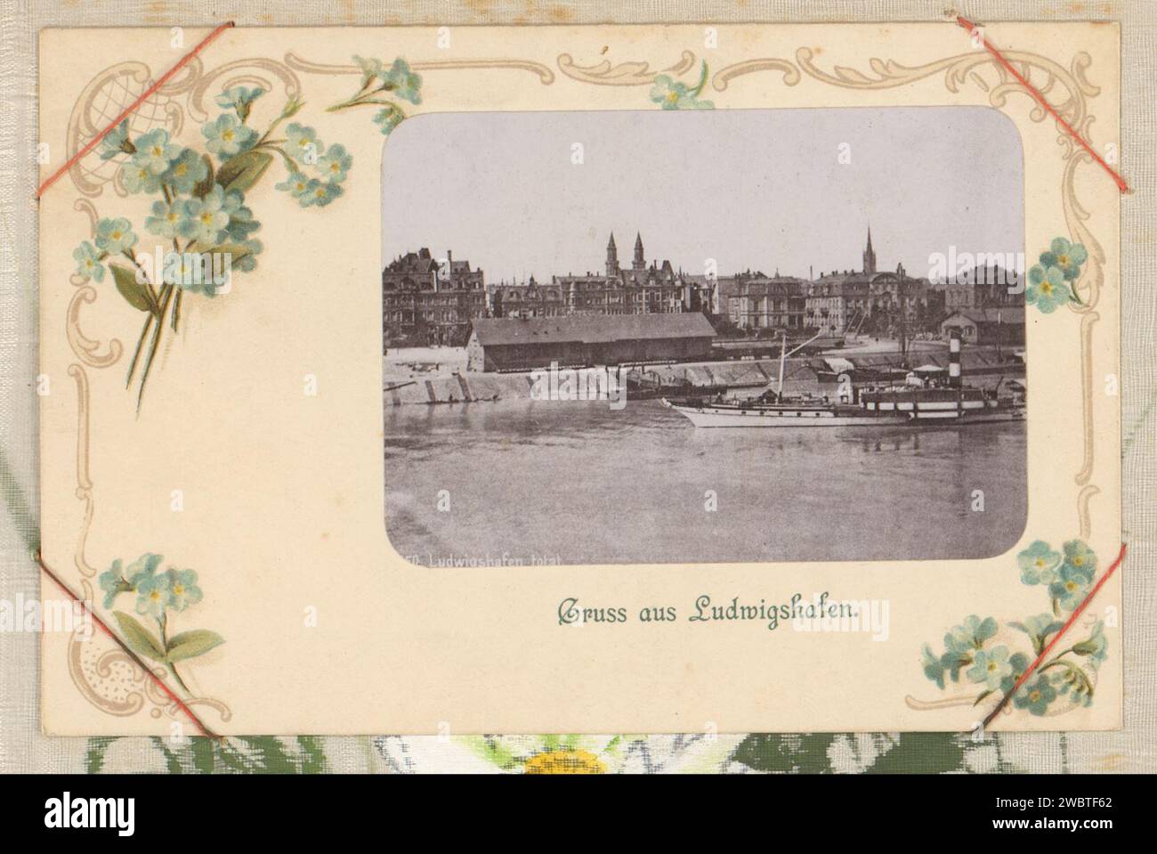 Teled op Ludwigshafen am Rhein, Anonyme, 1880 - 1910 Photomécanique gravure cette gravure fait partie d'un album. Papier Ludwigshafen am Rhein. carton. soie. matières textiles. peinture pour terrasse. aquarelle (peinture) collotype / pinceau city-view en général ; 'veduta'. Navires (en général) Ludwigshafen am Rhein Banque D'Images