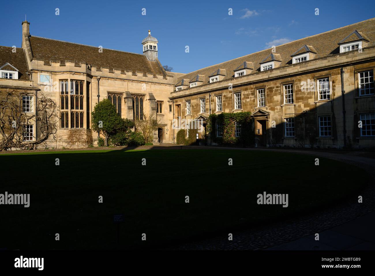 Bien que connue pour sa prestigieuse université, Cambridge est également l'une des villes les plus inégales du Royaume-Uni. Il y a une disparité alarmante entre la ville et la robe en termes de richesse. Le quadrant du Collège du Christ dans la lumière de fin d'après-midi. Banque D'Images
