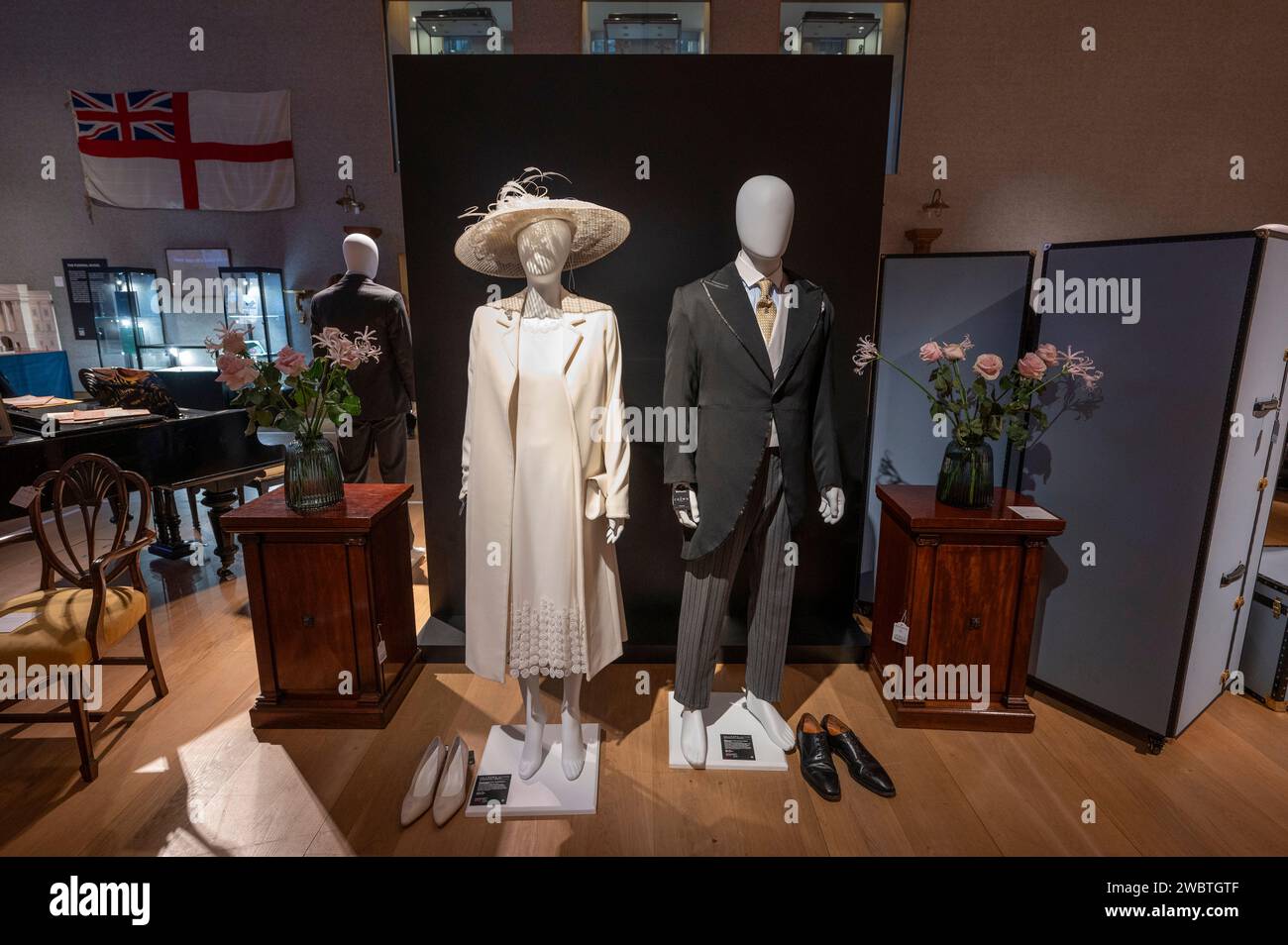 Bonhams, Londres, Royaume-Uni. 12 janvier 2024. Le savoir-faire exceptionnel et la créativité derrière la couronne sont exposés au public avec une exposition spéciale des décors, costumes et accessoires des séries 1 à 6, tournée à New York, Los Angeles, Paris et Londres avant deux ventes aux enchères à Bonhams Londres en février 2024. L'exposition a ouvert ses portes le 11 janvier et se déroulera jusqu'au 5 février 2024 à Londres. Image : Olivia Williams (dans le rôle de Camilla Parker Bowles). Wedding ensemble, estimation £1 000-£1 500 ; Dominic West (en tant que Prince Charles). Costume du matin de mariage, environ 800 à 1 200 £. Saison 6, EP 10. Crédit : Malcolm Park/Alamy Live News Banque D'Images