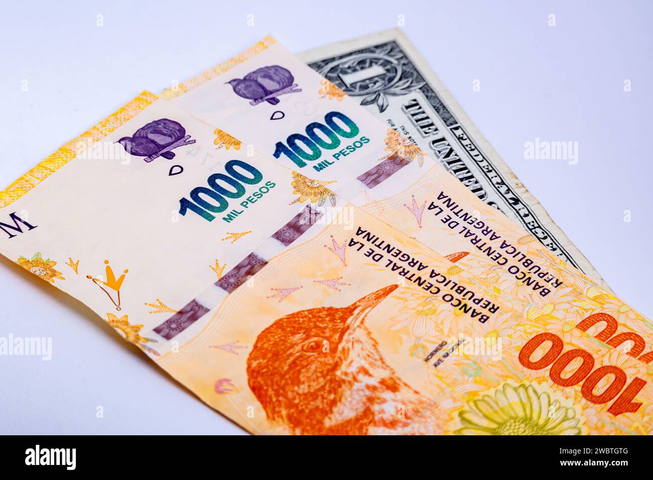 Deux mille pesos argentins et un dollar. Banque D'Images