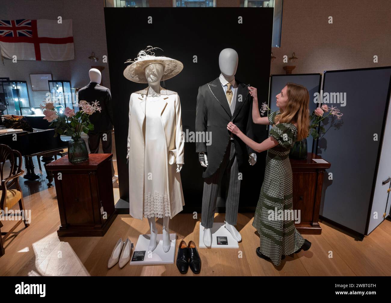 Bonhams, Londres, Royaume-Uni. 12 janvier 2024. Le savoir-faire exceptionnel et la créativité derrière la couronne sont exposés au public avec une exposition spéciale des décors, costumes et accessoires des séries 1 à 6, tournée à New York, Los Angeles, Paris et Londres avant deux ventes aux enchères à Bonhams Londres en février 2024. L'exposition a ouvert ses portes le 11 janvier et se déroulera jusqu'au 5 février 2024 à Londres. Image : Olivia Williams (dans le rôle de Camilla Parker Bowles). Wedding ensemble, estimation £1 000-£1 500 ; Dominic West (en tant que Prince Charles). Costume du matin de mariage, environ 800 à 1 200 £. Saison 6, EP 10. Crédit : Malcolm Park/Alamy Live News Banque D'Images