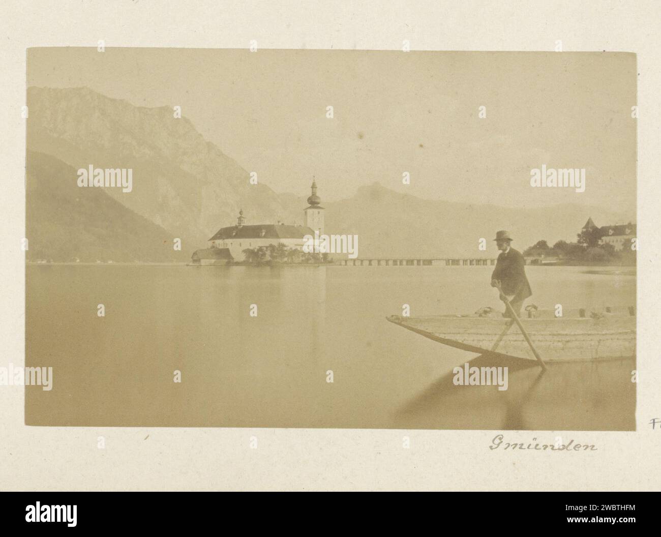 Vue du Schloss Ort dans le Traunsee près de Gmunden avec un homme dans un bateau à rames, anonyme, c. 1860 - c. 1890 photographie partie de Reisalbum avec des photos de la Suisse, de l'Autriche, de l'Italie et de l'Allemagne. Papier Gmunden. support photographique albumen tirage bateau à rames, canoë, etc. château. lac Gmunden Banque D'Images