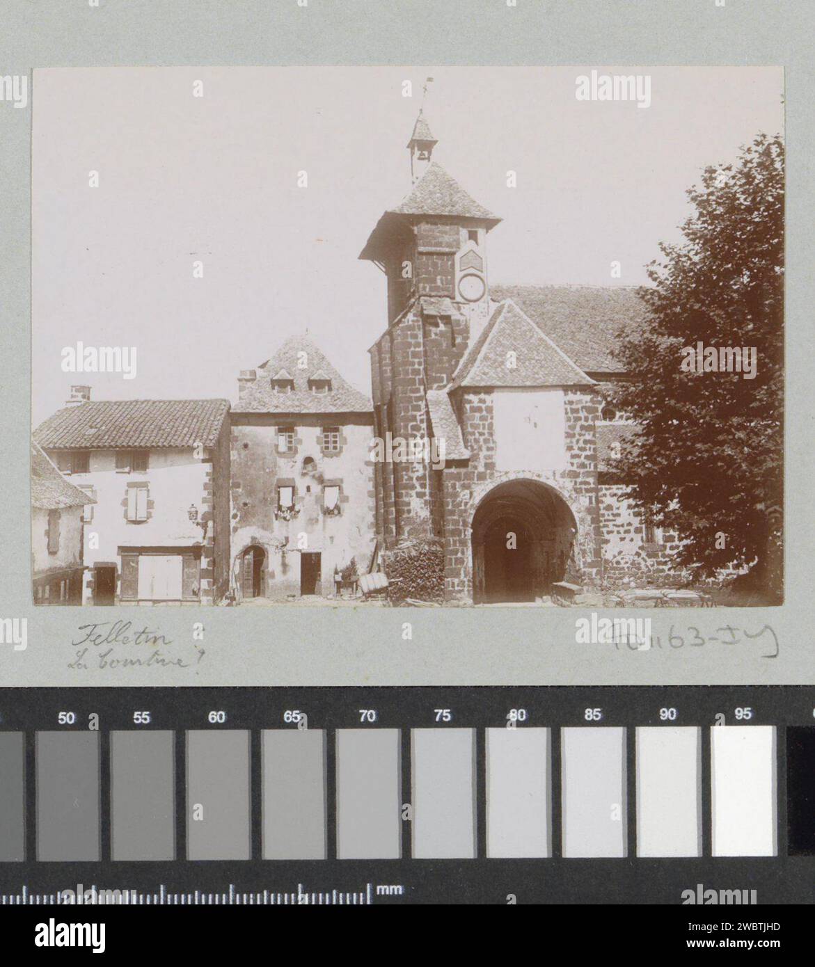 Maisons, Poort et Tour, probablement dans le centre de la France, 1899 photographie partie de l'album photo d'un photographe amateur français avec des enregistrements de voyages en France, en Espagne, en Belgique, au Luxembourg et aux pays-Bas, les premières voitures et courses automobiles. Papier France. Support photographique logement rural, par exemple maison de campagne, villa, chalet France Banque D'Images