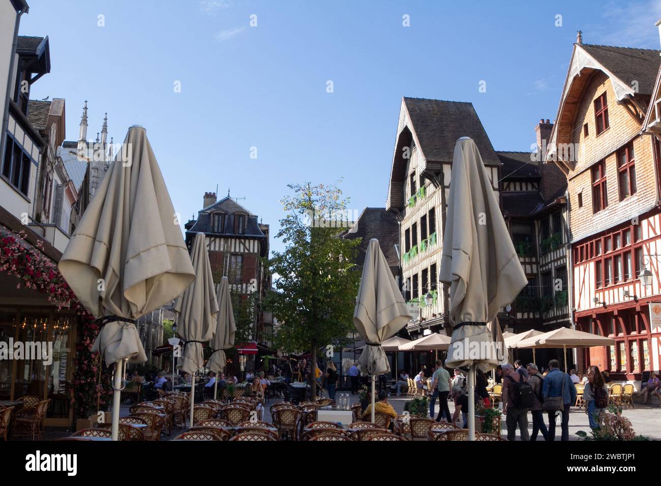 Bâtiments médiévaux à colombages le long de la rue Champeaux vus de la place Alexandre Israël dans le centre historique de Troyes, France. Banque D'Images