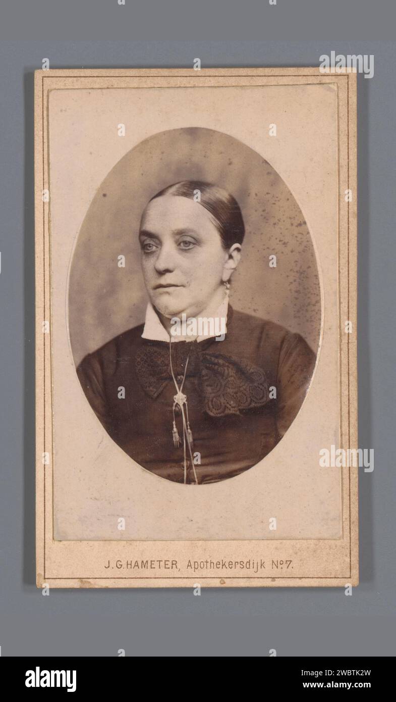 Portrait d'une femme inconnue, Johann Georg Hameter, 1879 - 1885 Photographie. Carte de visite papier Leiden. carton. Celluloïd (cellulosique) albumen imprimer personnes historiques - BB - femme Banque D'Images