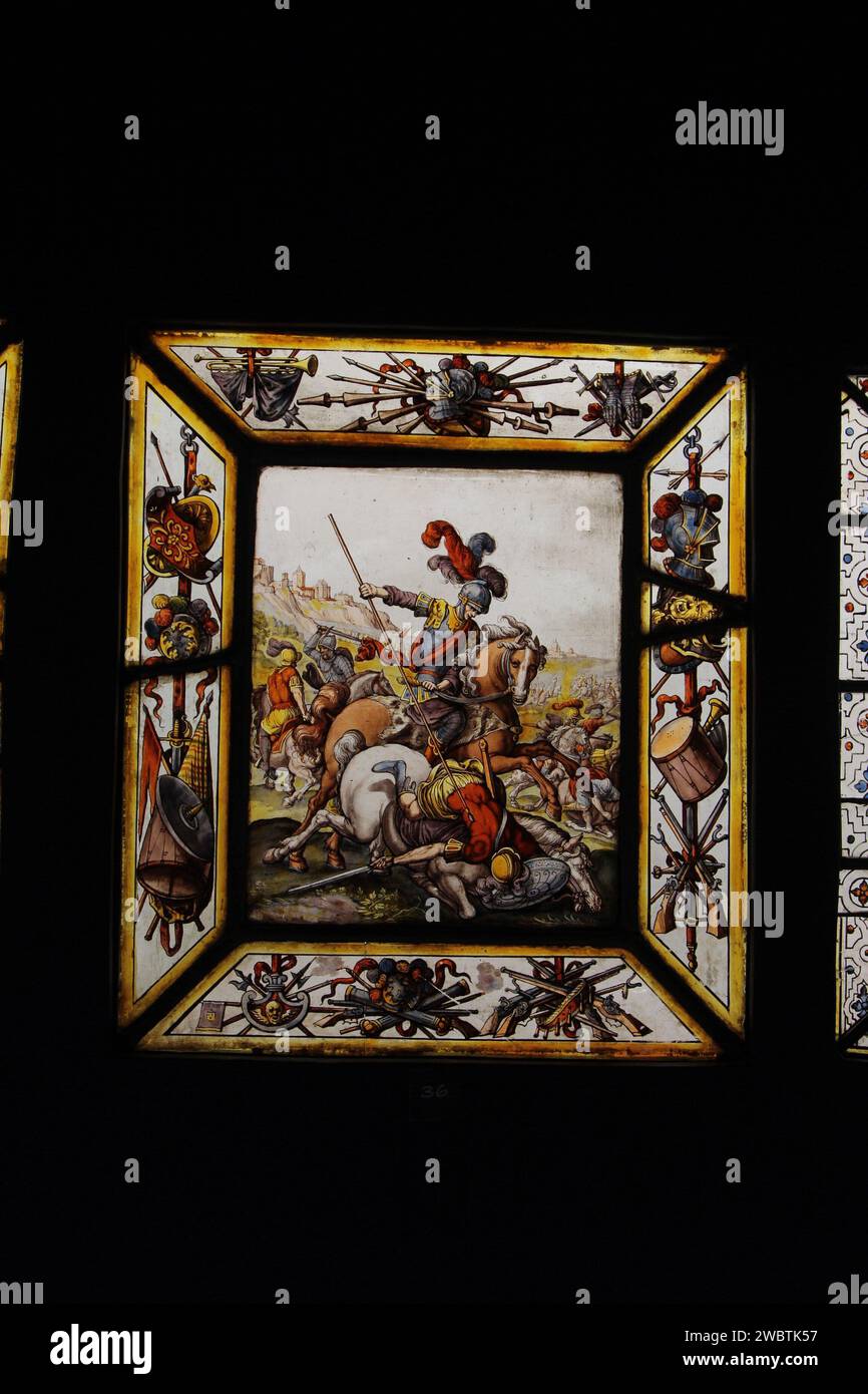 Un des petits exemples de vitraux non religieux au Musée de Vauluisant, Troyes, France où les visiteurs peuvent admirer cet engin à hauteur des yeux. Banque D'Images