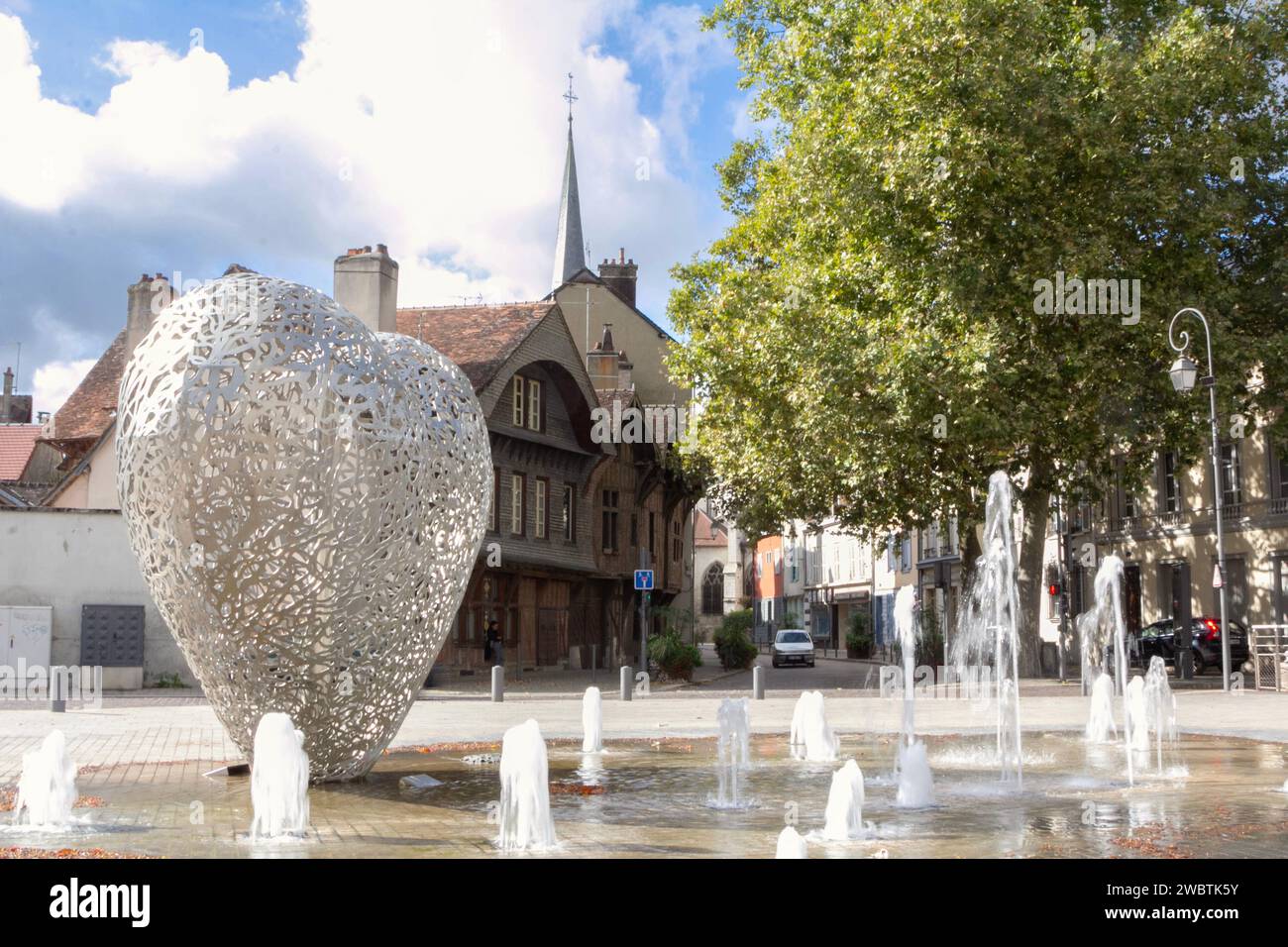 Au cœur de Troyes, en France, une sculpture de 2 tonnes et 3,5 m de haut réalisée par les artistes locaux Michèle et Thierry Kayo-Houël est située dans le centre-ville historique. Banque D'Images