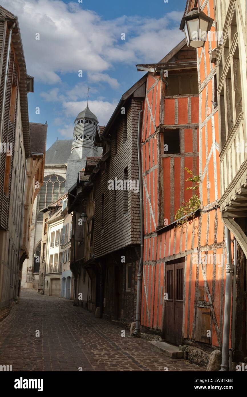 Des maisons médiévales colorées à colombages bordent la rue Vauluisant menant à l'église Saint Pantaléon dans le centre historique de Troyes, en France. Banque D'Images