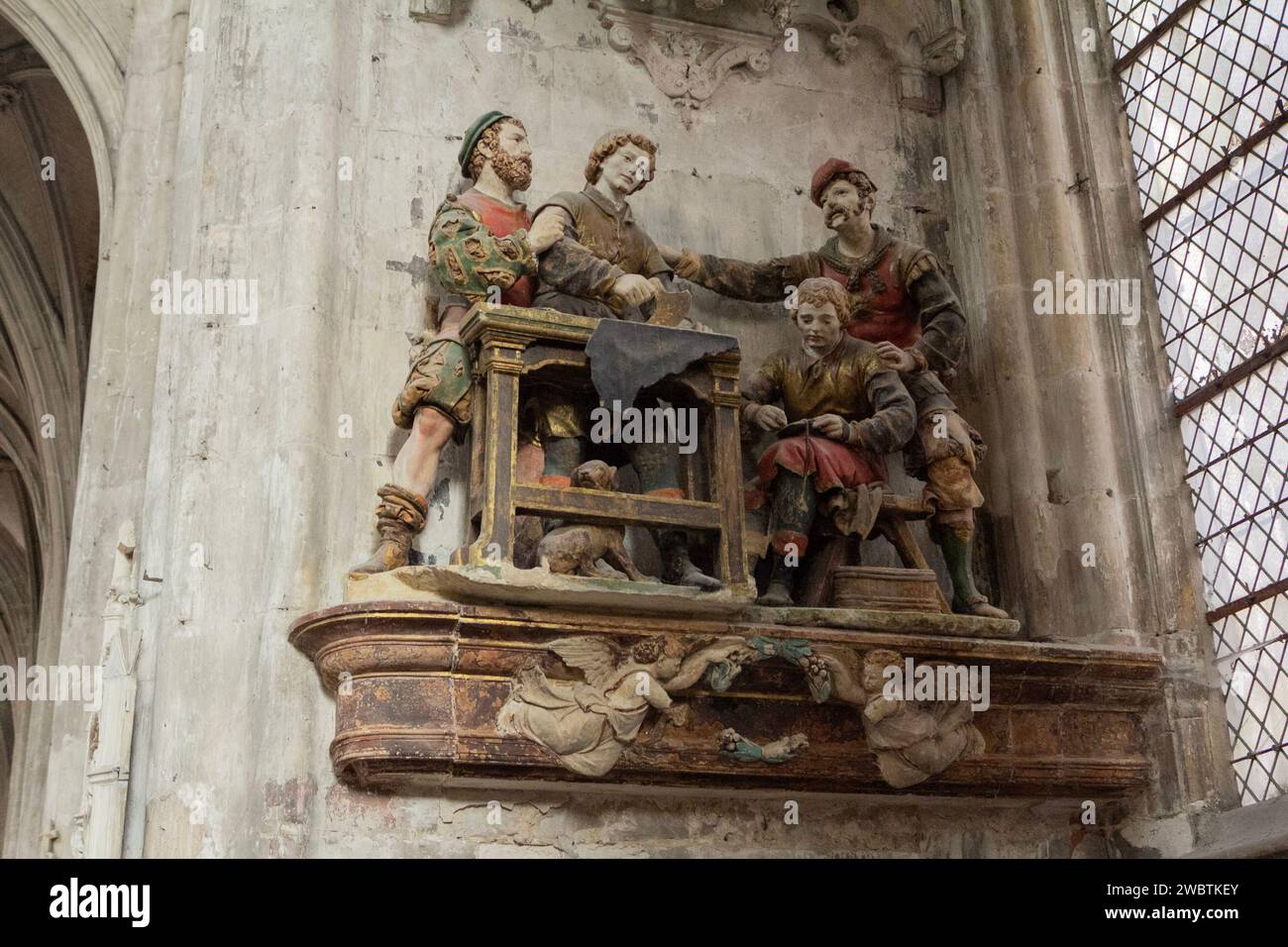 Un chef-d'œuvre sculpture polychrome du 16e siècle dans l'église St Pantaléon, Troyes, France, Saints Crispin et Crispinian étant arrêtés par deux soldats. Banque D'Images