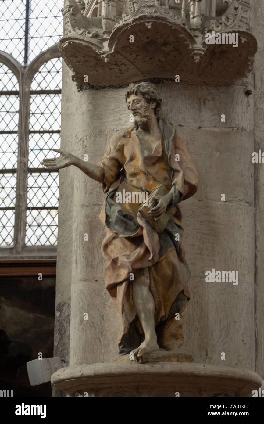 Statue polychrome du 16e siècle dans l'église St Pantaléon, Troyes, France. Banque D'Images