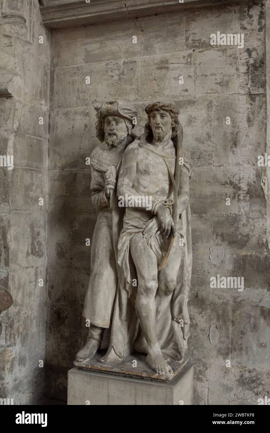Une statue en pierre Ecce Homo du 16e siècle dans l'église St Pantaléon, Troyes, France avec Christ et une autre figure, peut-être un soldat. Banque D'Images