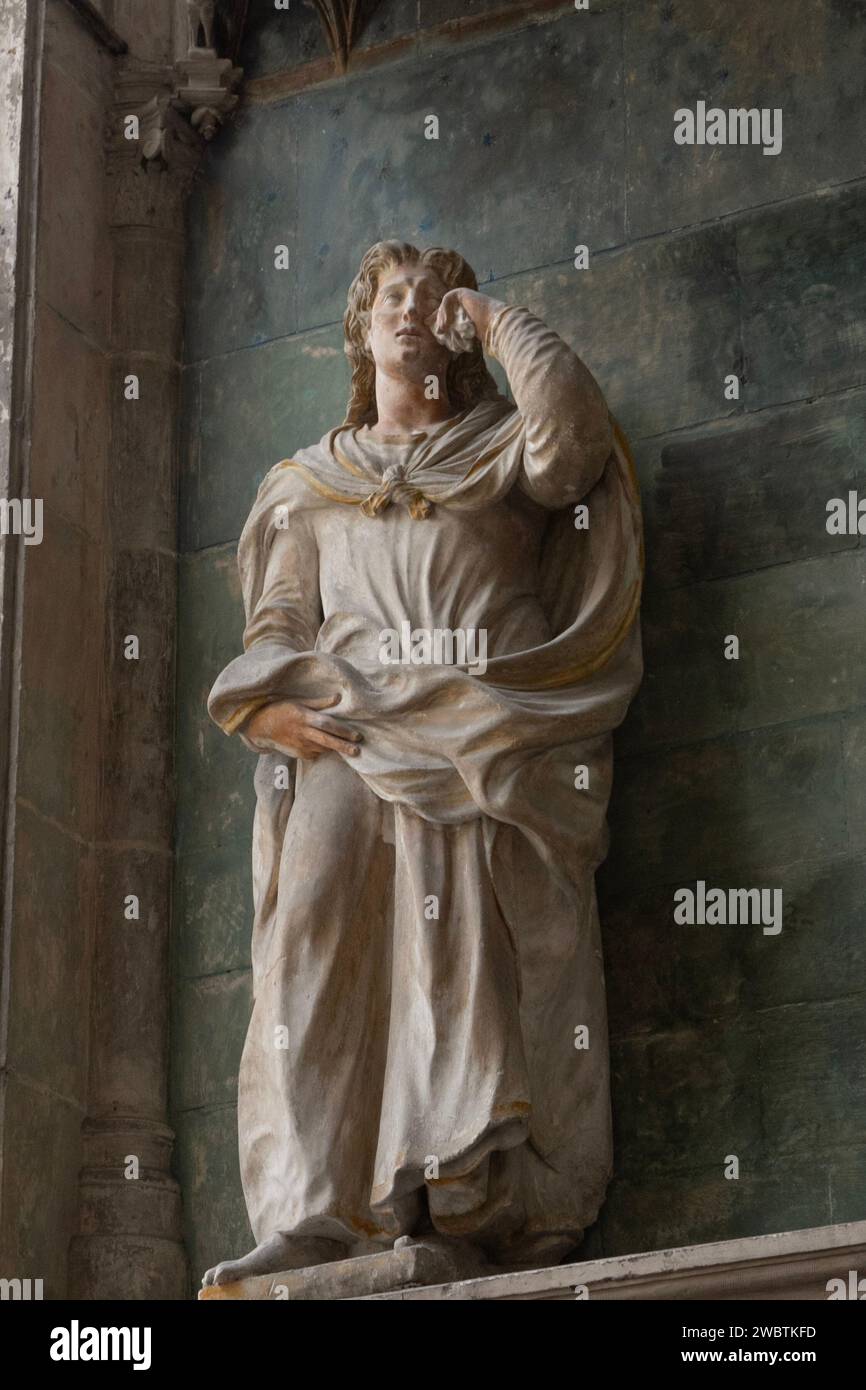 Statue polychrome de Saint-Jean dans une chapelle latérale de l'église Saint-Pantaléon à Troyes, en France, qui abrite quelque 40 statues remarquables du 16e siècle. Banque D'Images