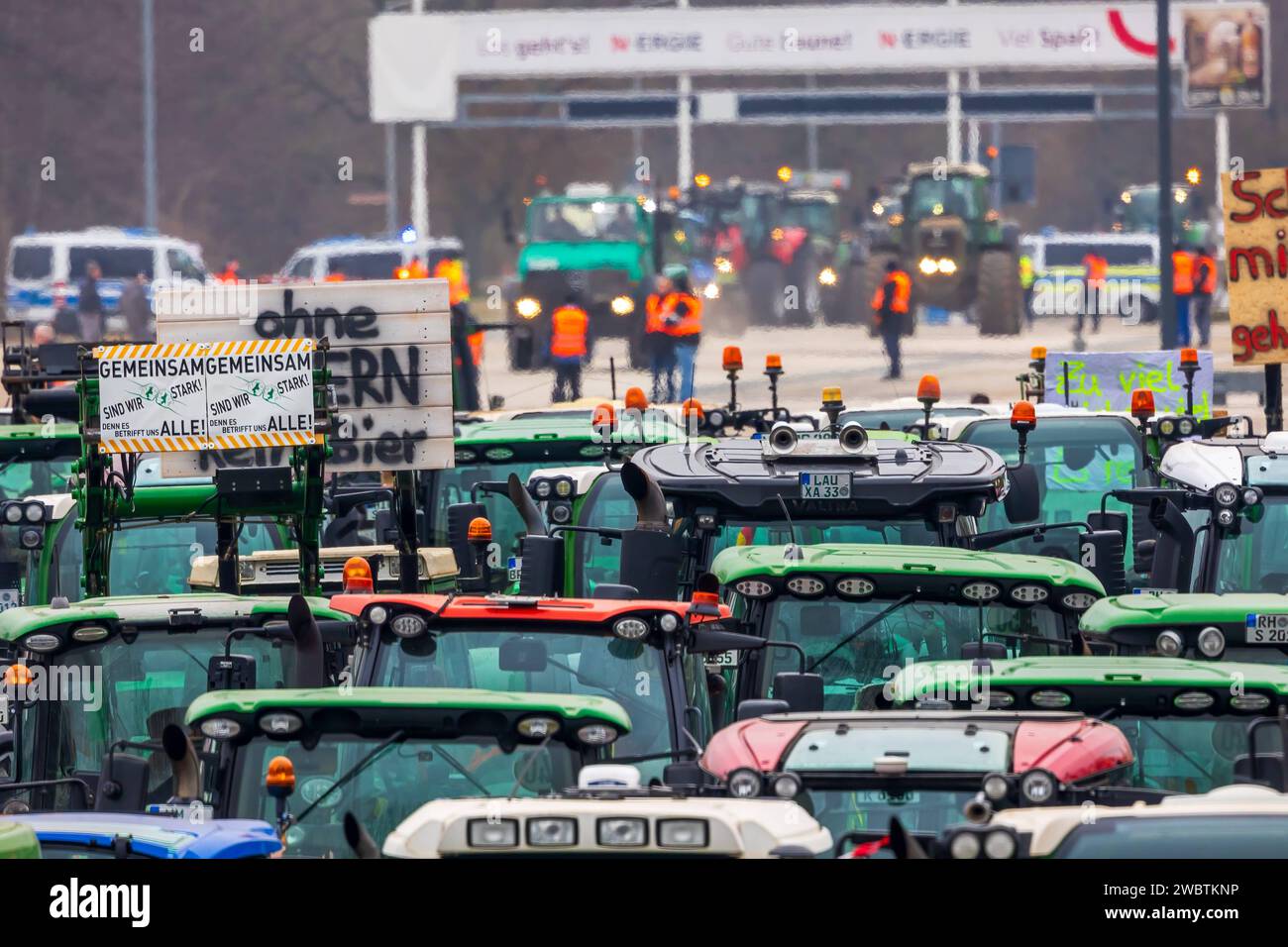 Bauerncontest und Sternfahrt in Nürnberg am 12.01.2024 Zufahrt über die Große Straße auf das Demonstrationgelände des Bayerischen Bauernverbandes vor der Kongresshalle auf dem Reichparteitagsgelände. Nürnberg Bayern Deutschland *** manifestation et rassemblement des agriculteurs à Nuremberg le 12 01 2024 accès via Große Straße à la zone de manifestation de l'Association des agriculteurs bavarois devant la salle des congrès sur le terrain de rassemblement du Parti Reich Nuremberg Bavière Allemagne 20240112-6V2A8696-bearbeitet Banque D'Images