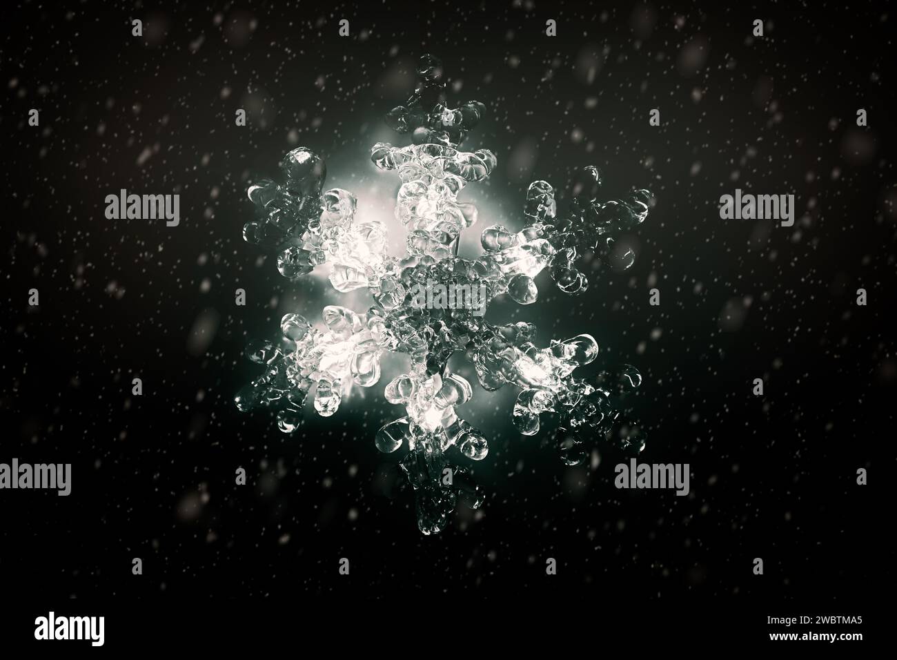 Lumière de Noël décorative en forme de flocon de neige illuminé sur fond sombre. Conversion monochrome, effet de neige ajouté. Banque D'Images