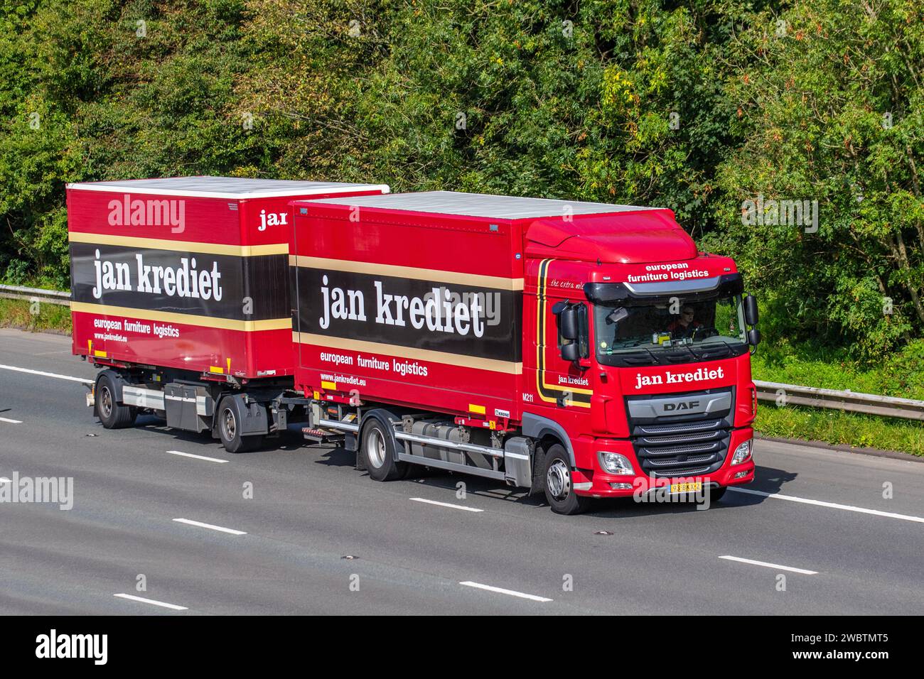 Jan Krediet, Service Logistique mobilier à Steenwijk, pays-Bas. Camion rigide DAF rouge noir et remorque Krona circulant sur l'autoroute M6 dans le Grand Manchester, Royaume-Uni Banque D'Images