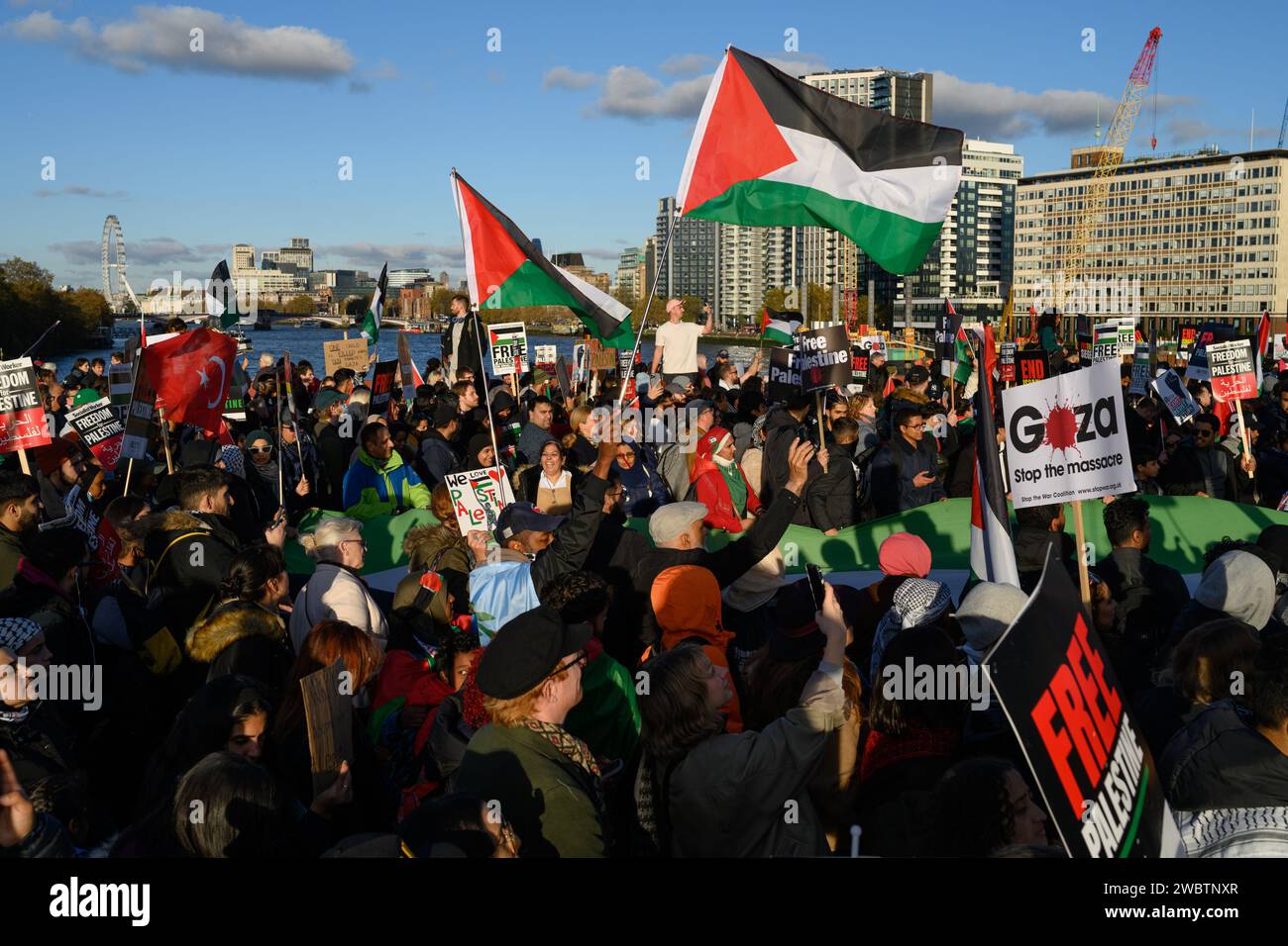 11 novembre 2023 : les manifestants pro-palestiniens marchent de Hyde Park à l'ambassade américaine à Londres pour exiger un cessez-le-feu à la guerre à Gaza où plus de 10 000 Palestiniens ont perdu la vie, dont plus de 4 000 enfants. La manifestation, qualifiée de « marche de la haine » par la ministre de l’intérieur Suella Braverman, a suscité la controverse car elle se tient le jour de l’Armistice. Banque D'Images