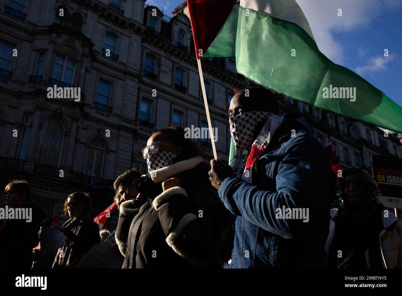 11 novembre 2023 : les manifestants pro-palestiniens marchent de Hyde Park à l'ambassade américaine à Londres pour exiger un cessez-le-feu à la guerre à Gaza où plus de 10 000 Palestiniens ont perdu la vie, dont plus de 4 000 enfants. La manifestation, qualifiée de « marche de la haine » par la ministre de l’intérieur Suella Braverman, a suscité la controverse car elle se tient le jour de l’Armistice. Banque D'Images