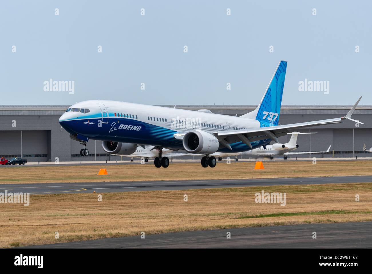 Boeing 737 MAX 10 Airliner, la nouvelle version de la série MAX, débarquant au Farnborough International Airshow 2022 après un vol d'exposition Banque D'Images