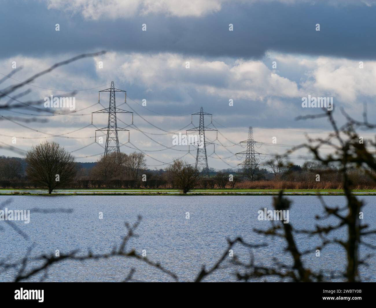 Les pylônes électriques et le champ inondé résultat de fortes pluies dans tout l'Oxfordshire, prises dans Thrupp Turn, Faringdon - concept : changement climatique Banque D'Images