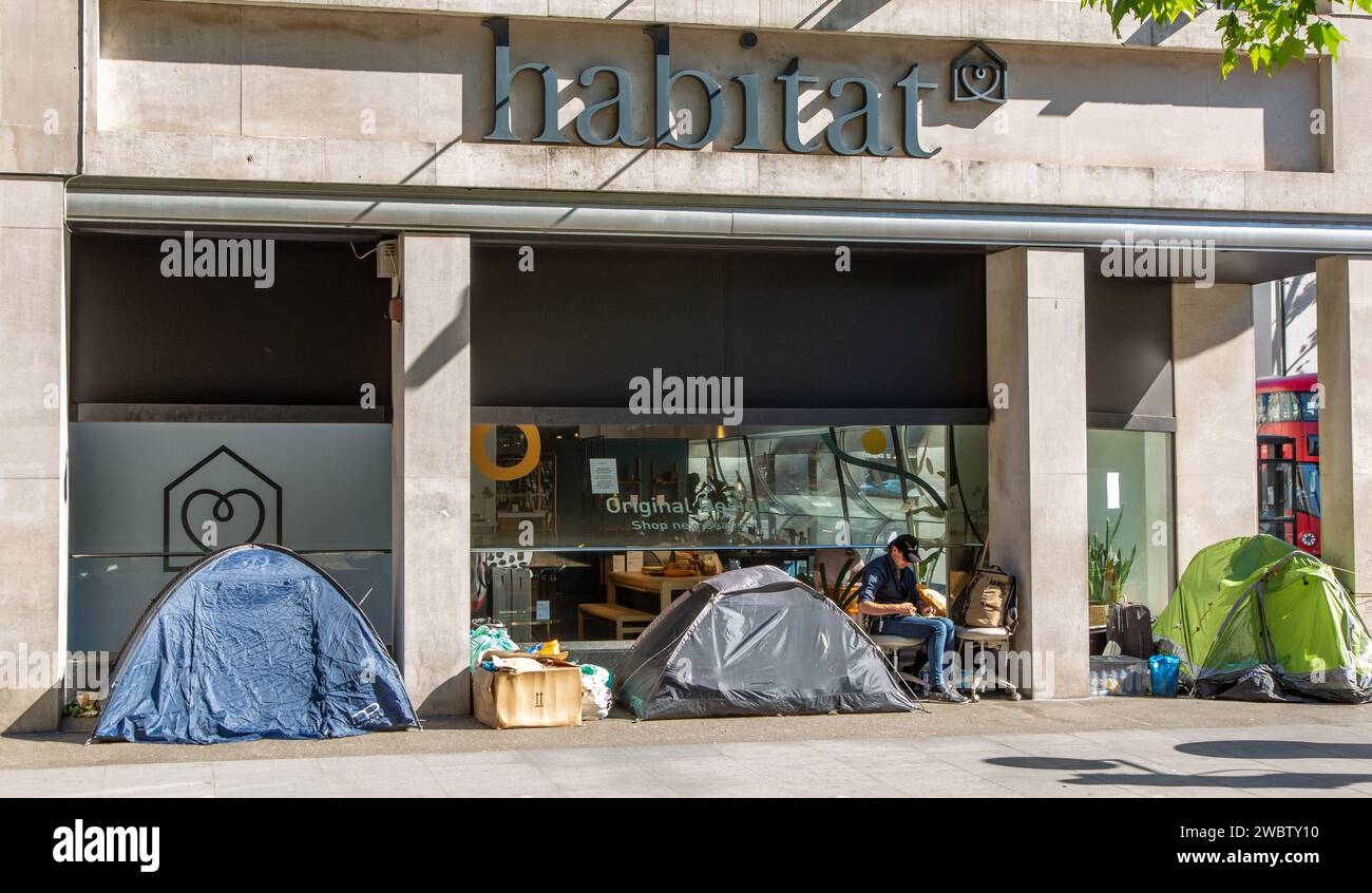 Les sans-abri ont campé à l'extérieur d'Habitat. Banque D'Images