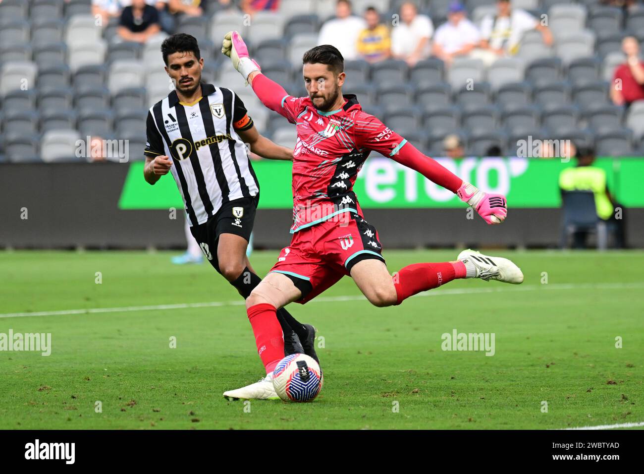 Parramatta, Australie. 12 janvier 2024. Ulises Alejandro Dávila Plascencia (à gauche) de l'équipe Macarthur FC et Thomas Heward-Belle (à droite) de l'équipe Western United FC vus en action lors du match Unite Round de la saison 2023/24 hommes de la Ligue A entre le Macarthur FC et le Western United FC au CommBank Stadium. Score final ; Macarthur FC 3:3 Western United FC. Crédit : SOPA Images Limited/Alamy Live News Banque D'Images