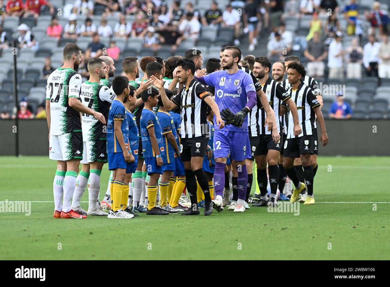 12 janvier 2024 ; CommBank Stadium, Sydney, NSW, Australie : a-League football, MacArthur FC contre Western United ; Ulises Davila du Macarthur FC mène son équipe pour les poignées de main d’avant match Banque D'Images