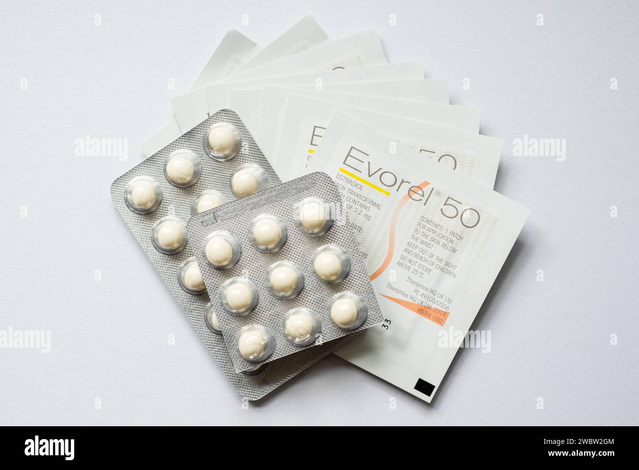 Traitement hormonal substitutif : un mois de patchs d'estradiol et de pilules de progestérone. Banque D'Images