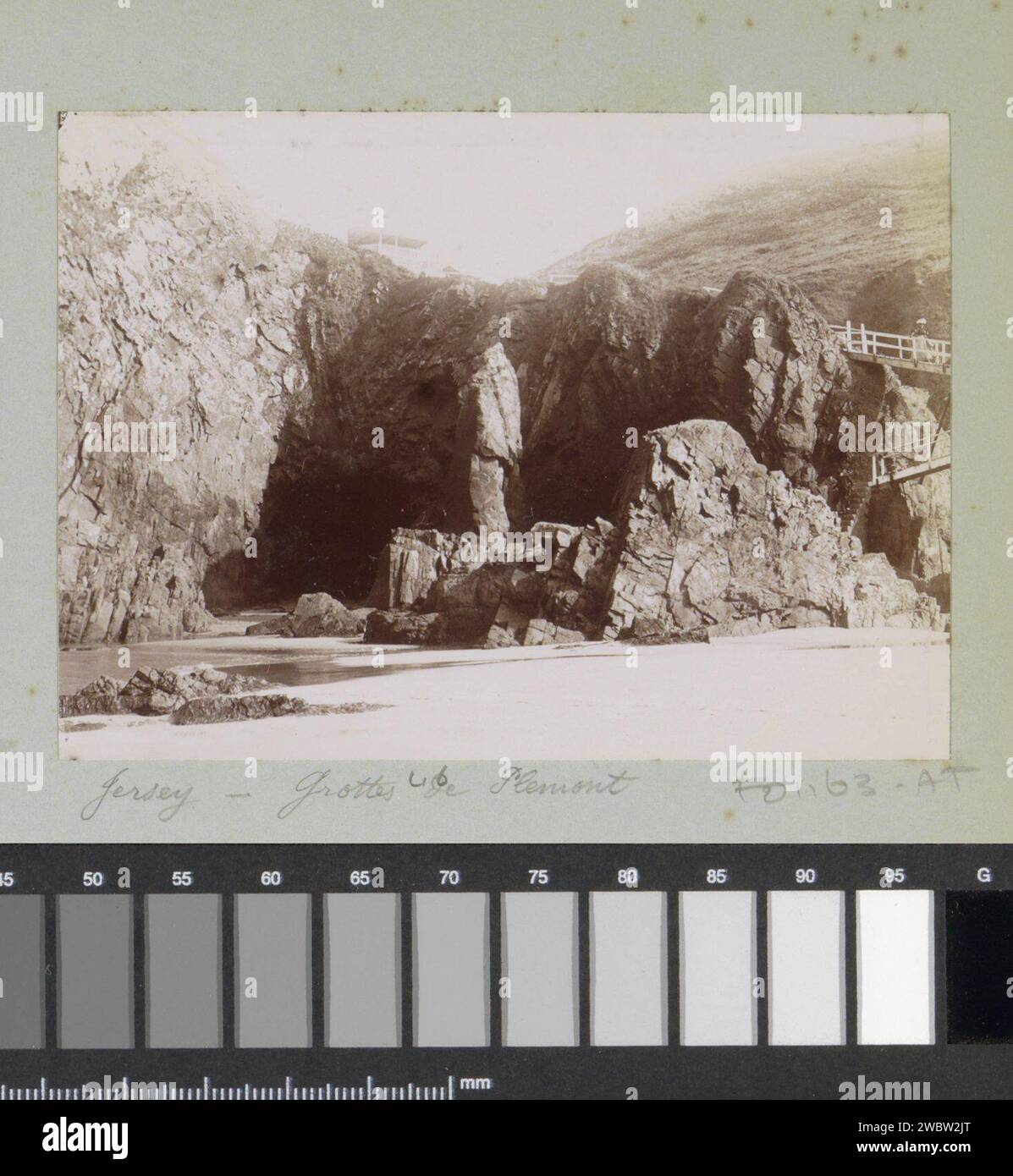 Vue de la grotte de Plemont sur Jersey, 1896 photographie partie de l'album photo d'un photographe amateur français avec des enregistrements de voyages en France, en Espagne, en Belgique, au Luxembourg et aux pays-Bas, les premières voitures et courses automobiles. Papier jersey. grotte de support photographique, grotte. côte. Rocks (+ paysage avec des figures, staffage) Jersey Banque D'Images