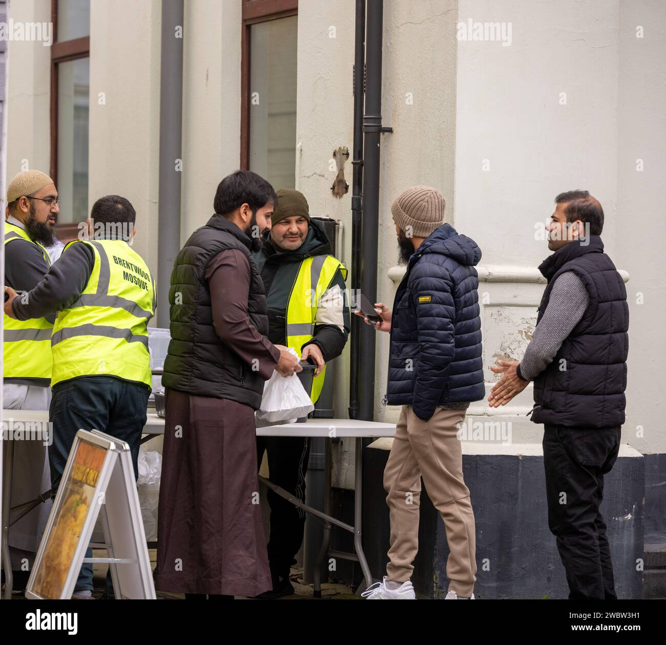 Prières musulmanes du vendredi et distribution de nourriture à Brentwood Mosquée Essex UK Banque D'Images