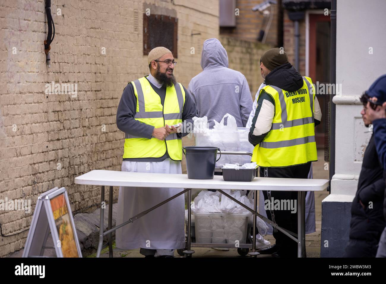 Prières musulmanes du vendredi et distribution de nourriture à Brentwood Mosquée Essex UK Banque D'Images
