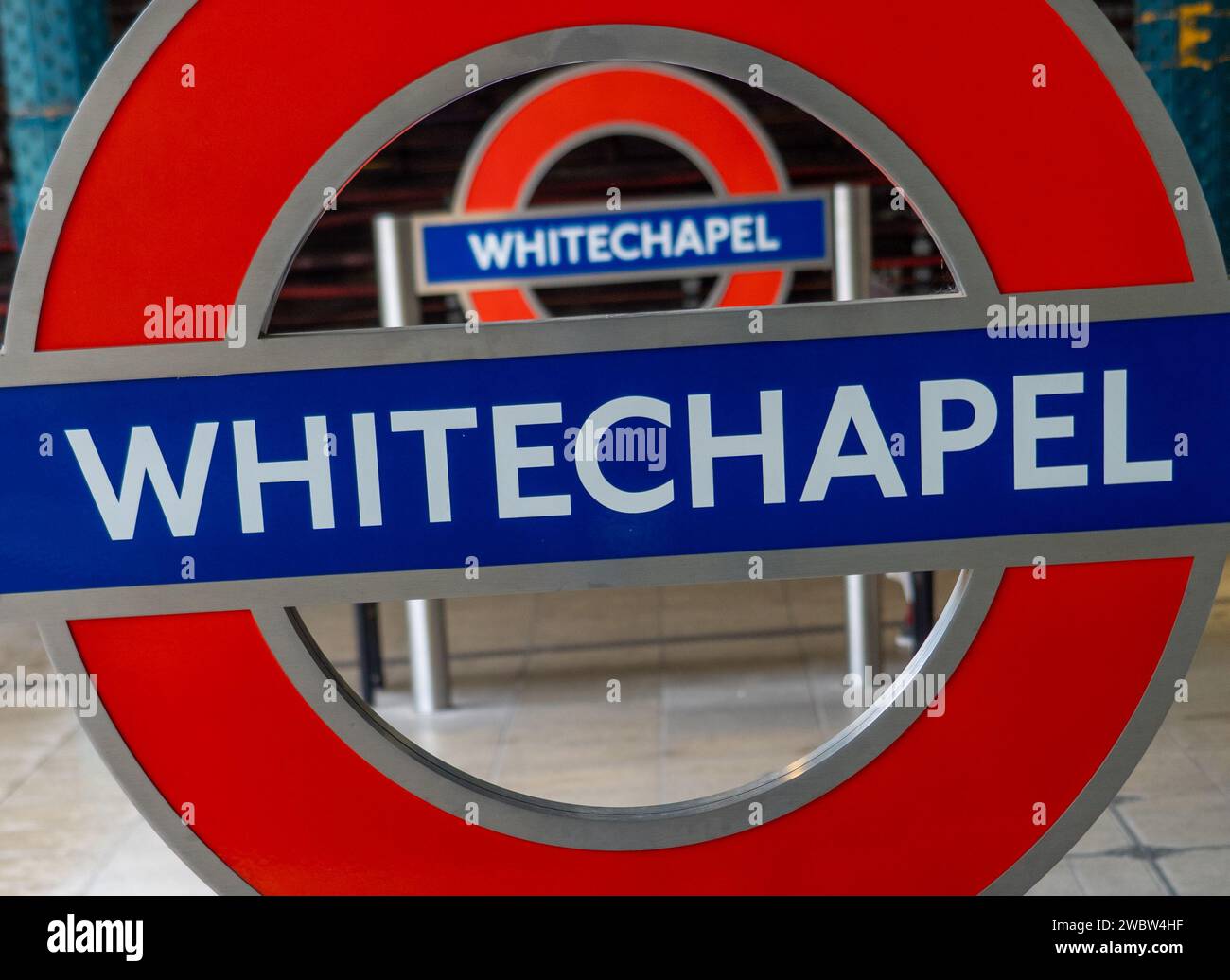 Londres Angleterre Royaume-Uni 10 janvier 2024 South London Overground Underground train Sign Whitechapel Banque D'Images