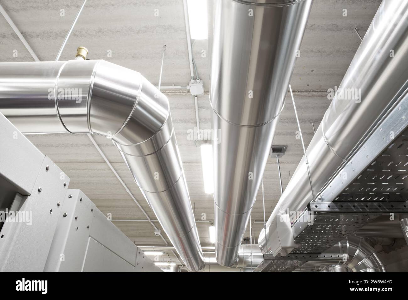 Tuyaux du système HVAC, manutention du chauffage, de la ventilation, de la climatisation et du refroidissement, sont situés au plafond. Ce système de climatisation assure le c Banque D'Images