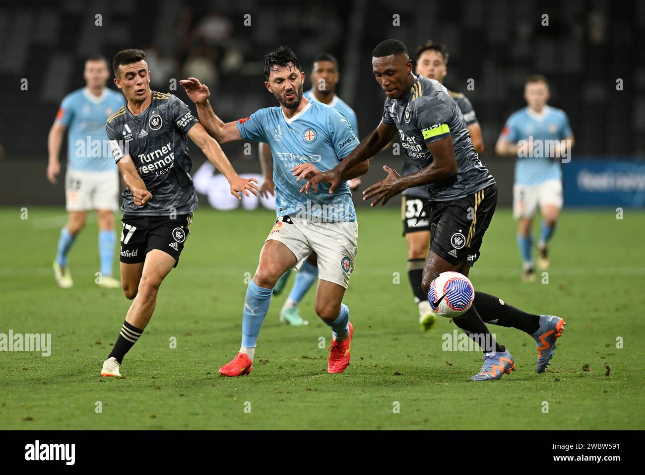 12 janvier 2024 ; CommBank Stadium, Sydney, NSW, Australie : a-League football, Melbourne City contre Western Sydney Wanderers ; Tolgay Arsian de Melbourne City perd le contrôle du ballon sous la pression d'Alexander Badolato et Marcelo de Western Sydney Wanderers Banque D'Images