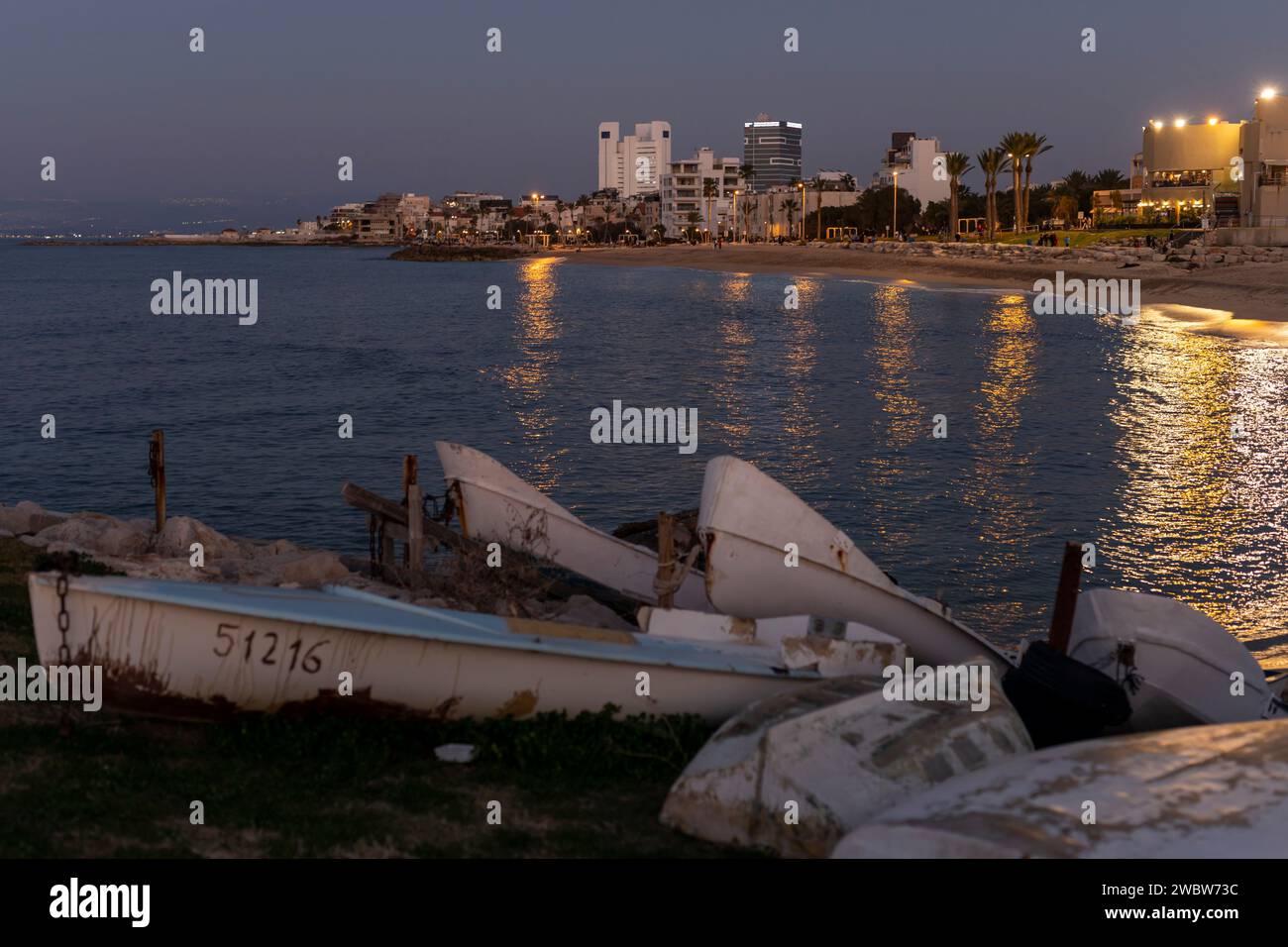 Haïfa, Israël - 20 décembre 2023, plage de Bat Galim la nuit. Banque D'Images