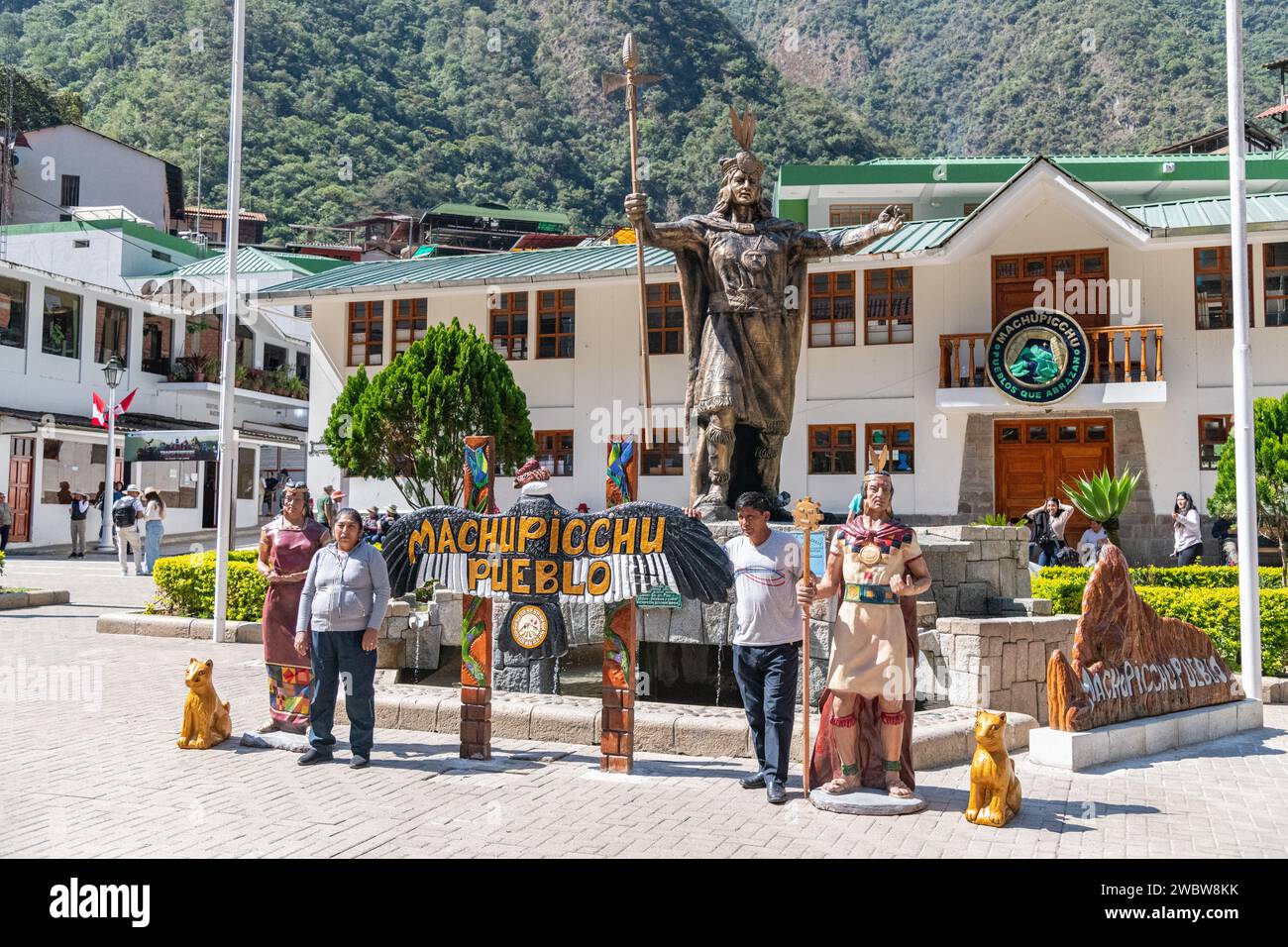 La statue de l'empereur Inca Pachacutec / Pachacuti sur la place principale de la ville d'Aguas Calientes près de Machu Picchu au Pérou Banque D'Images