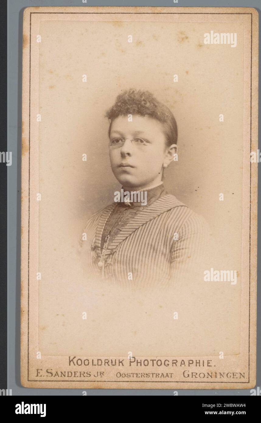Portrait de Atje van Dijk, Elkan Sanders Jr., 1886 - 1891 Photographie. Carte de visite papier Groningen (province). Carton albumen print personnes historiques - BB - femme Banque D'Images