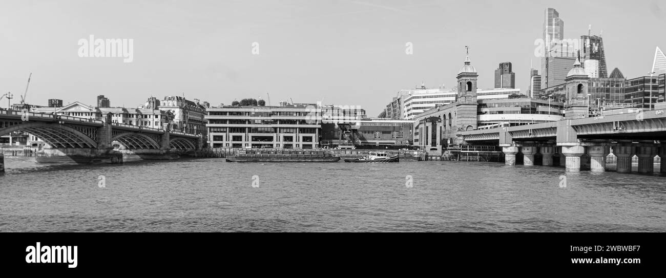 Londres Angleterre Royaume-Uni janvier 10th 2024 la Tamise de la rive sud montrant la rivière et les bateaux et ponts Banque D'Images