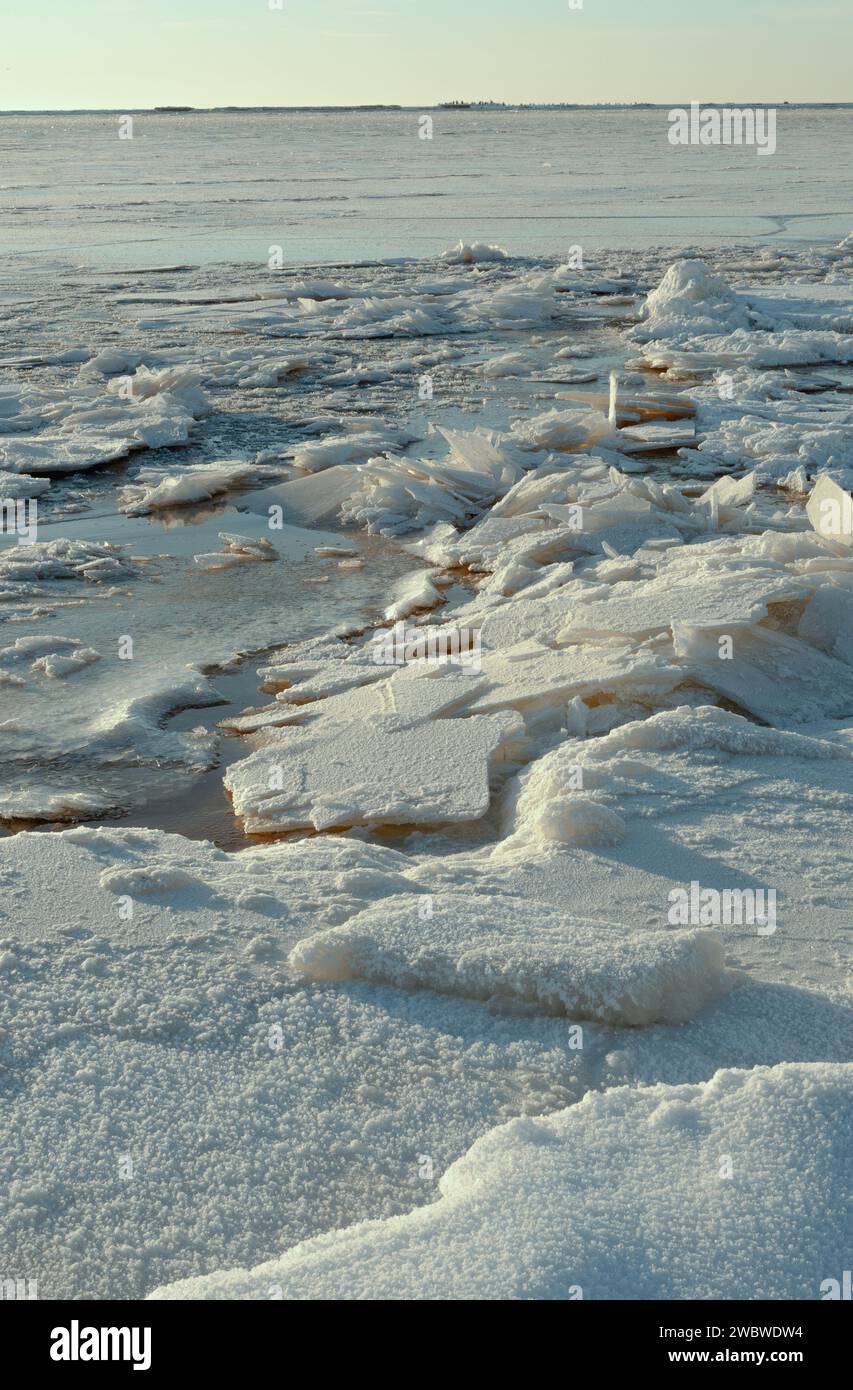 fissure colorée de glace de mer gelée d'hiver cassée Banque D'Images