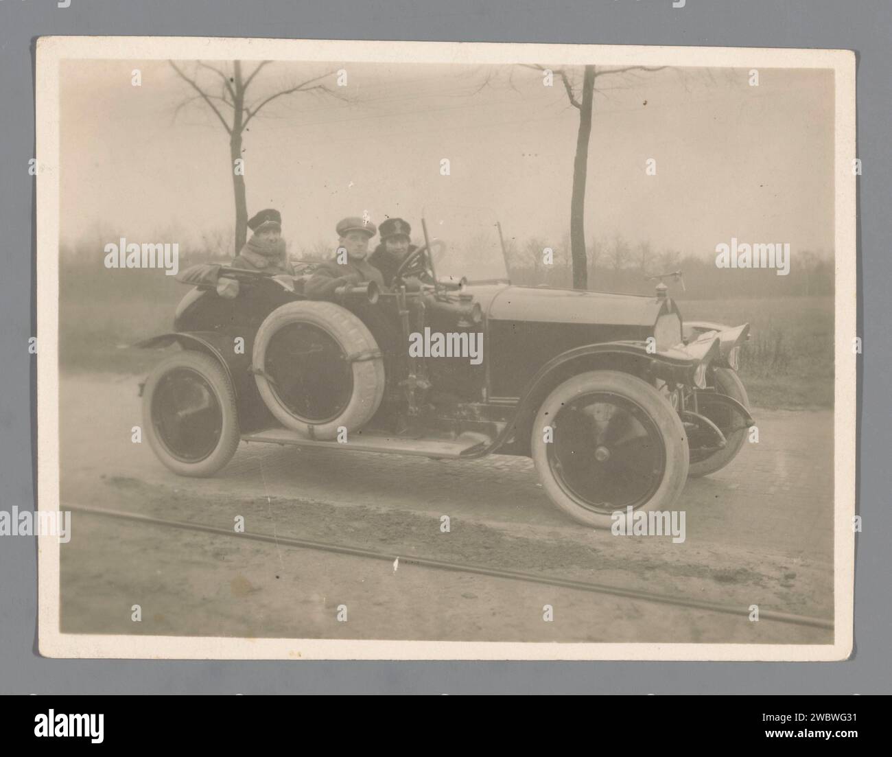 Société inconnue dans une voiture, anonyme, 1919 photographie support photographique gélatine argent impression automobile Banque D'Images