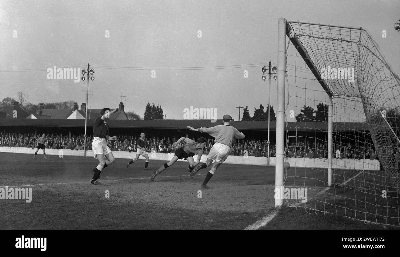 1960, historique, match de football, Oxford United jouant Chelmsford City au Manor Ground, Oxford, Angleterre. Formé sous le nom de Headington F. C en 1893, ils sont devenus Headington United en 1911, puis Oxford United en 1960 lorsqu'ils étaient en première division de la Southern League, qu'ils ont remporté deux saisons consécutives. En 1962, ils sont élus (promus) en quatrième division de la Ligue de football après que Accrington Stanley ait été déclaré en faillite et ait quitté leur place. Banque D'Images 1960, historique, match de football, Oxford United jouant Chelmsford City au Manor Ground, Oxford, Angleterre. Formé sous le nom de Headington F. C en 1893, ils sont devenus Headington United en 1911, puis Oxford United en 1960 lorsqu'ils étaient en première division de la Southern League, qu'ils ont remporté deux saisons consécutives. En 1962, ils sont élus (promus) en quatrième division de la Ligue de football après que Accrington Stanley ait été déclaré en faillite et ait quitté leur place. Banque D'Images