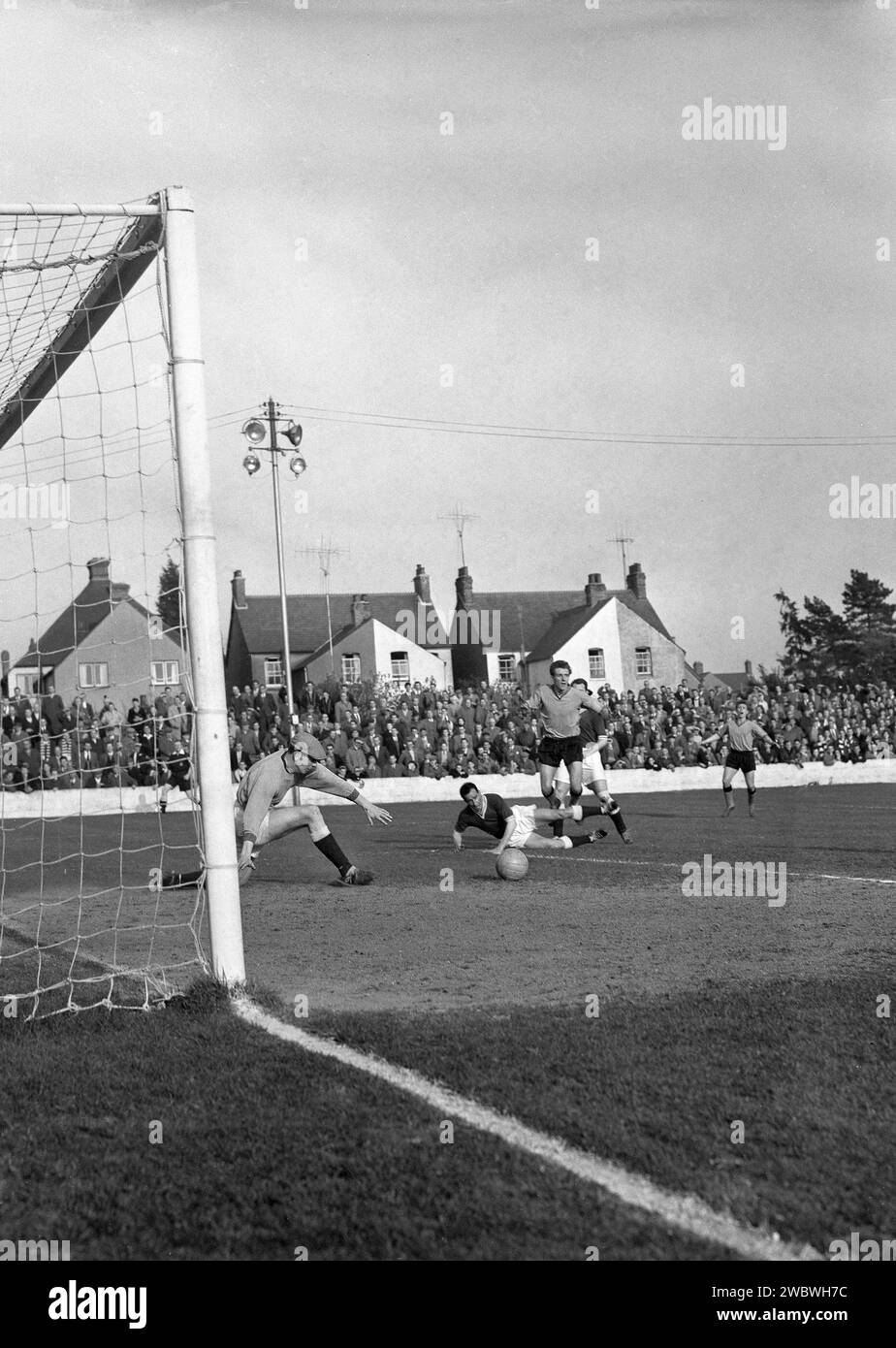 1960, historique, match de football, Oxford United jouant Chelmsford City au Manor Ground, Oxford, Angleterre. Formé sous le nom de Headington F. C en 1893, ils sont devenus Headington United en 1911, puis Oxford United en 1960 lorsqu'ils étaient en première division de la Southern League, qu'ils ont remporté deux saisons consécutives. En 1962, ils sont élus (promus) en quatrième division de la Ligue de football après que Accrington Stanley ait été déclaré en faillite et ait quitté leur place. Banque D'Images 1960, historique, match de football, Oxford United jouant Chelmsford City au Manor Ground, Oxford, Angleterre. Formé sous le nom de Headington F. C en 1893, ils sont devenus Headington United en 1911, puis Oxford United en 1960 lorsqu'ils étaient en première division de la Southern League, qu'ils ont remporté deux saisons consécutives. En 1962, ils sont élus (promus) en quatrième division de la Ligue de football après que Accrington Stanley ait été déclaré en faillite et ait quitté leur place. Banque D'Images