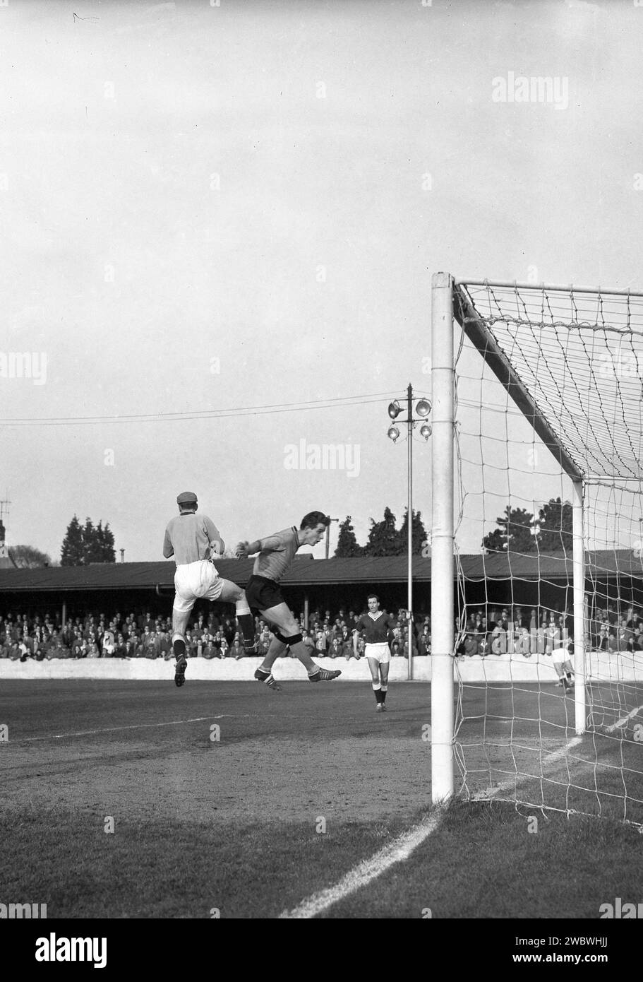 1960, historique, match de football, action de but, gardien de but et défi avant comme Oxford United joue Chelmsford City au Manor Ground, Oxford, Angleterre. Formé sous le nom de Headington F. C en 1893, ils sont devenus Headington United en 1911, puis Oxford United en 1960 lorsqu'ils étaient dans la division Premier de la Southern League, qu'ils ont remporté deux saisons consécutives. En 1962, ils sont élus (promus) en quatrième division de la Ligue de football après qu'Accrington Stanley ait quitté leur poste. Banque D'Images 1960, historique, match de football, action de but, gardien de but et défi avant comme Oxford United joue Chelmsford City au Manor Ground, Oxford, Angleterre. Formé sous le nom de Headington F. C en 1893, ils sont devenus Headington United en 1911, puis Oxford United en 1960 lorsqu'ils étaient dans la division Premier de la Southern League, qu'ils ont remporté deux saisons consécutives. En 1962, ils sont élus (promus) en quatrième division de la Ligue de football après qu'Accrington Stanley ait quitté leur poste. Banque D'Images