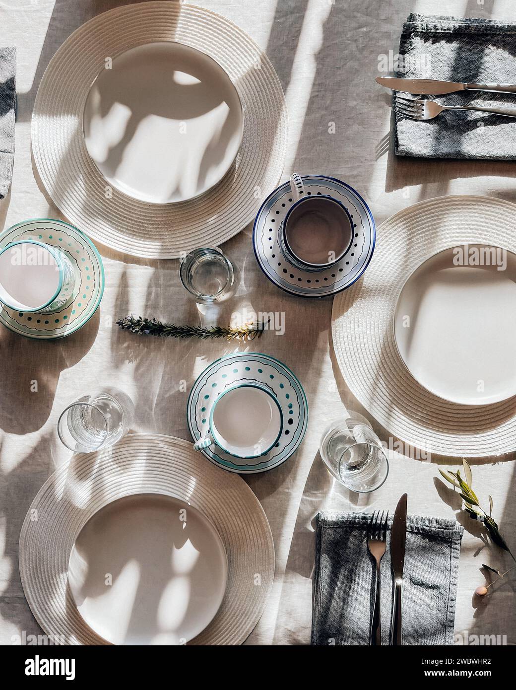 Une table magnifiquement mis avec une table de petit déjeuner italienne typique confortable Banque D'Images