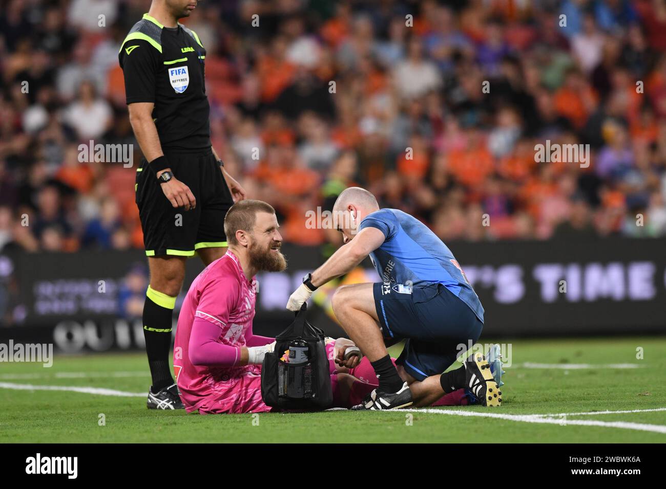 Andrew Redmayne recevant un traitement au 11e tour de l'A-League de football masculin, Brisbane Roar vs Sydney FC, Suncorp Stadium, Brisbane, Queensland, 6e. Banque D'Images