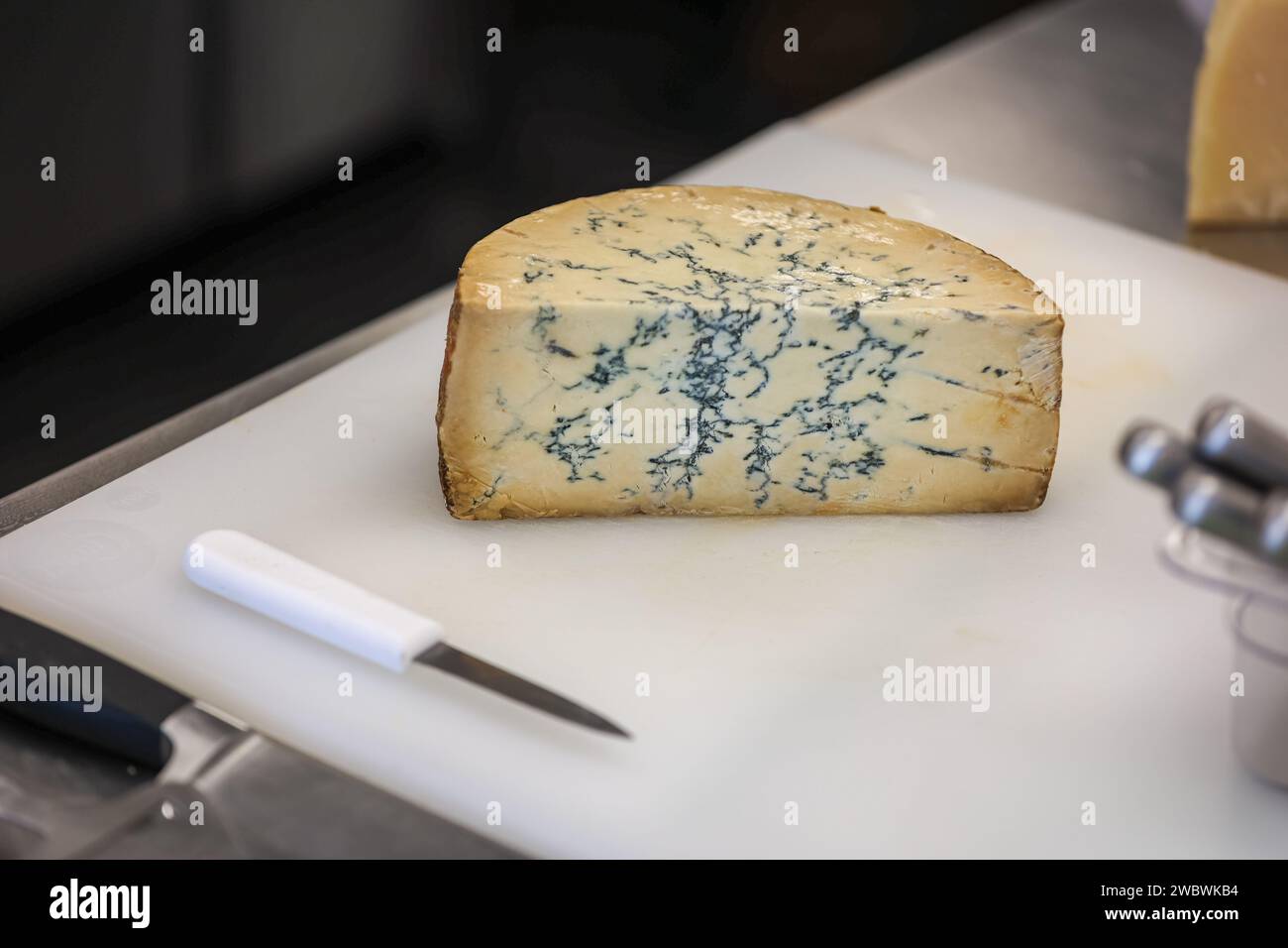 Un morceau de fromage exotique, Stilton Blue Cheese, se trouve à l'intérieur d'une fromagerie spécialisée. Banque D'Images