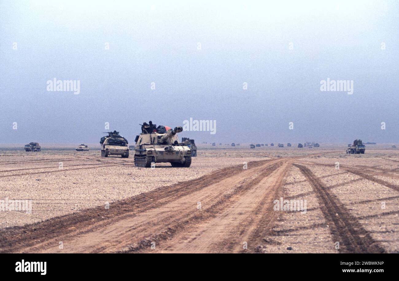 25 février 1991 les chars et l'artillerie de l'Armée américaine avance à travers le désert, à l'ouest de Koweït dans le sud de l'Iraq au cours de la guerre terrestre. Banque D'Images