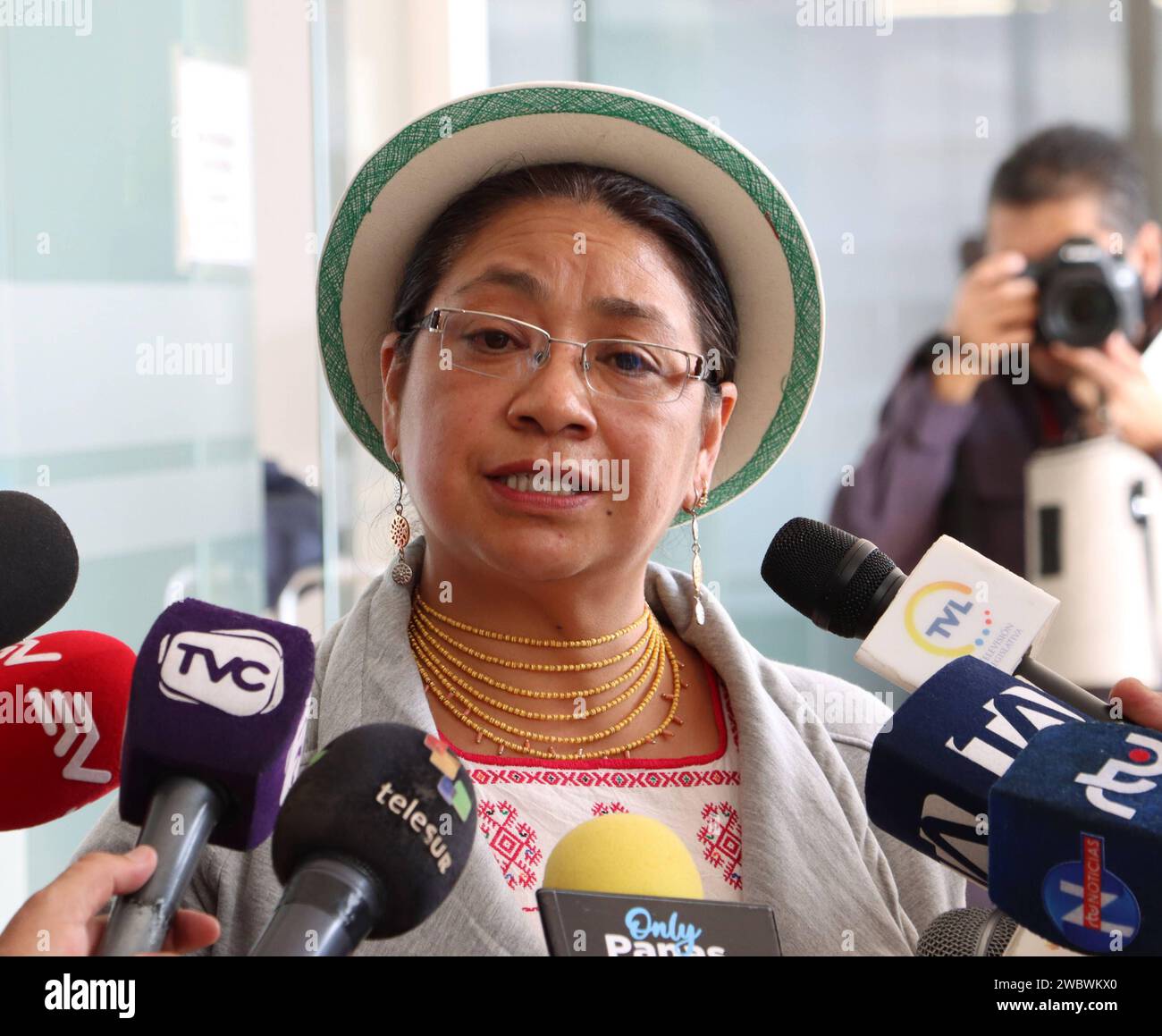 ASAMBLEISTAS-INCRÉMENTO-IVA Quito, viernes 12 de enero del 2024 Asambleistas hablan sobre la propuesta de ley urgente, enviada por el Presidente Daniel Noboa, que se refiere al incrémento del IVA del 12% al 15%.en el edificio Legislativo. Mariana Yumbay Fotos Rolando Enriquez/API Quito Pichincha Ecuador POL-ASAMBLEISTAS-INCREMENTO-IVA-57c8c5e7d18ec271a5da59248460b86a *** ASAMBLEISTAS INCREMENTO IVA Quito, vendredi 12 15 janvier 2024 les membres de l'Assemblée parlent du projet de loi urgente, envoyé par le président Daniel Noboa augmentation de la TVA 12 Banque D'Images