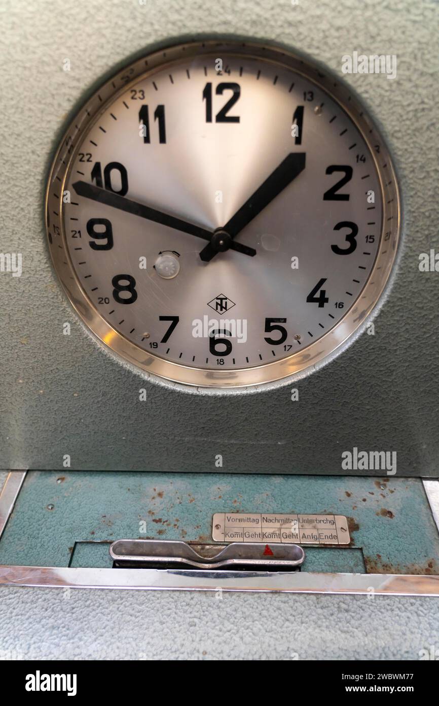 Horloge mécanique, enregistrement analogique du temps de travail, image symbolique, Banque D'Images